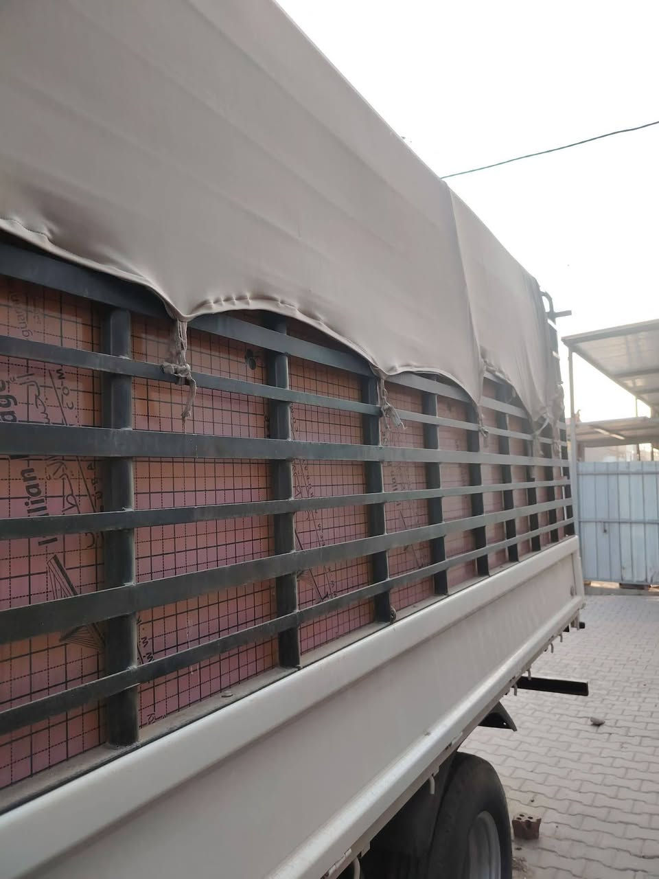 سلام عليكم 
كنتر موديل  ٢٥  طول ٥ متر
ماشيه ٥ الف مرقمه وكامله
دوشمه جنلات بدي مغلف
 بلاويد محجر سقيفه سنويه وهزه جديد
بغداد زعفرانيه او جسر ديالئ القديم
***********
