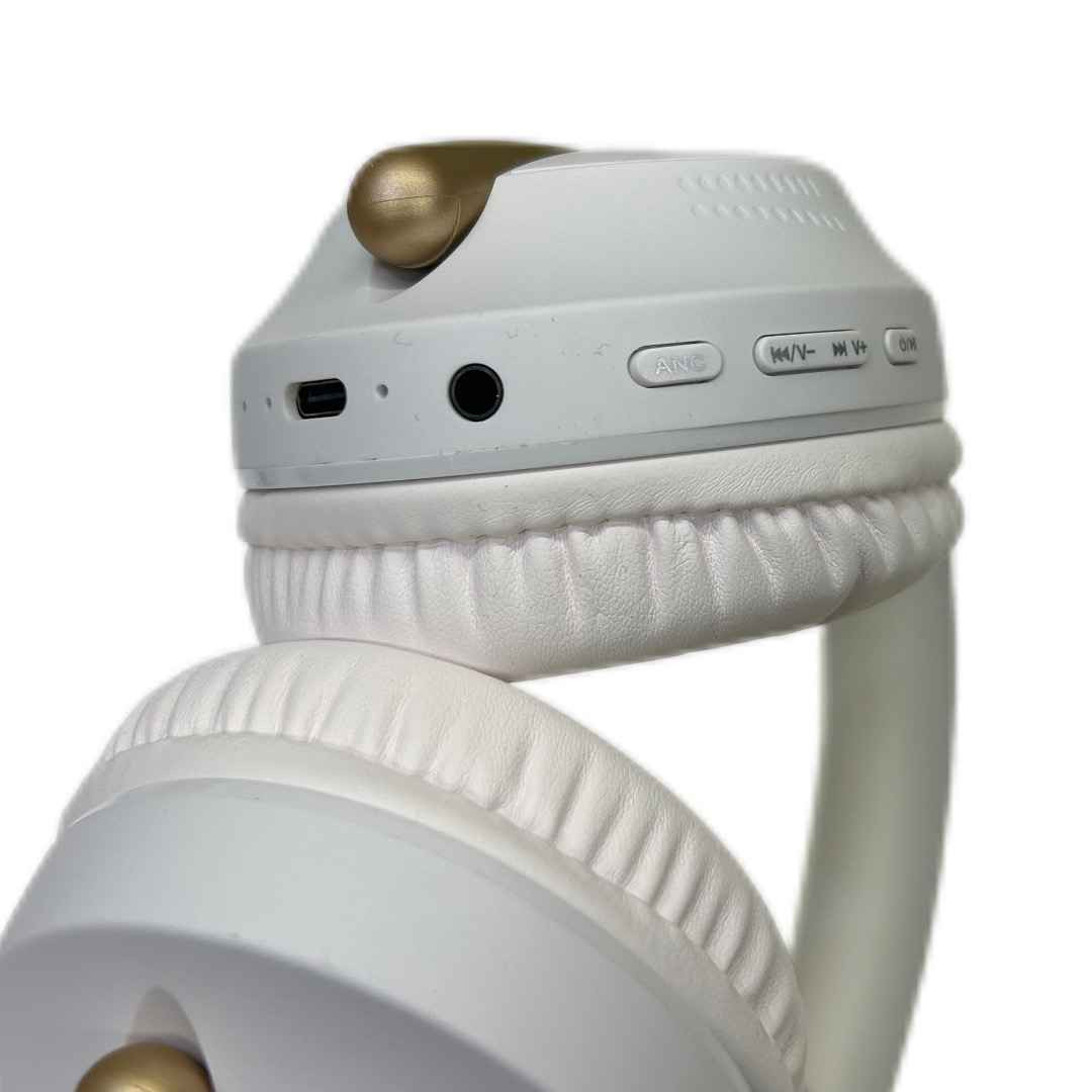 تصميم  مريح وأداء قوي
 تجربة صوت ثلاثية الأبعاد مع إمكانية الاتصال اللاسلكي الطويل وتشغيل مستمر أكثر من 20 ساعة

الاستماع للموسيقى بجودة عالية وصوت نقي.

المكالمات الهاتفية بوضوح مع ميكروفون مدمج.

مناسبة للسفر والعمل بفضل خاصية إلغاء الضوضاء (ANC).

دعم الاتصال اللاسلكي مع الهواتف، اللابتوبات، والأجهزة اللوحية.

 إمكانية الاستخدام عبر سلك AUX للأجهزة غير الداعمة للبلوتوث.

حجم الدرايفر: 40 مم

استجابة التردد: 20Hz – 20kHz

الحساسية: 96dB

أقصى ضغط صوتي (SPL): 111dB

حساسية الميكروفون (@1kHz): -42dB

زمن التشغيل: +20 ساعة متواصلة بالشحن الكامل

 خاصية Smart Power Save: تنطفئ تلقائيًا بعد 3 دقائق من عدم الاستخدام

دعم ملفات البلوتوث: HFP v1.6، HSP v1.2، A2DP v1.2، AVRCP v1.4

 تردد البلوتوث: 2.402GHz – 2.48GHz
 
مدى نقل لاسلكي ثابت بجودة عالية (GFSK, π/4 DQPSK, 8DPSK)

 دعم AUX 3.5mm لاستخدامها كسماعة سلكية

 شحن عبر كابل USB مرفق Singapore


**إذا كنت صاحب هذا الإعلان وتريد حذفه لأي سبب، رجاءا أرسل رسالة إلى الدعم الفني**