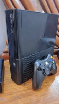 اكس بوكس 360 سلم نضيف جدا  يحتوي على 240 لعبه وثلاث جويستكات اصليه واح...