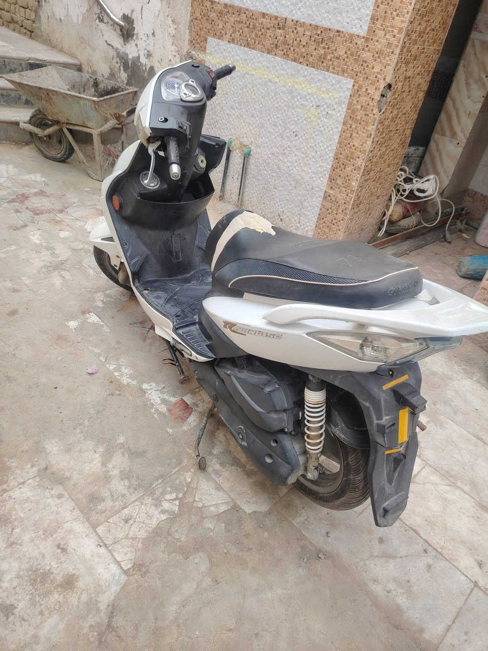 سلام عليكم دراجه سكوتر جبليه كهربائيات شغاله مكينه بلادي الاصلي دراجه ما ناقصها شي او كلها بلادي من شركه سعرها   مليون او 200 او بيها مجال قليل   التصال ***********   الخاص مفتوح
