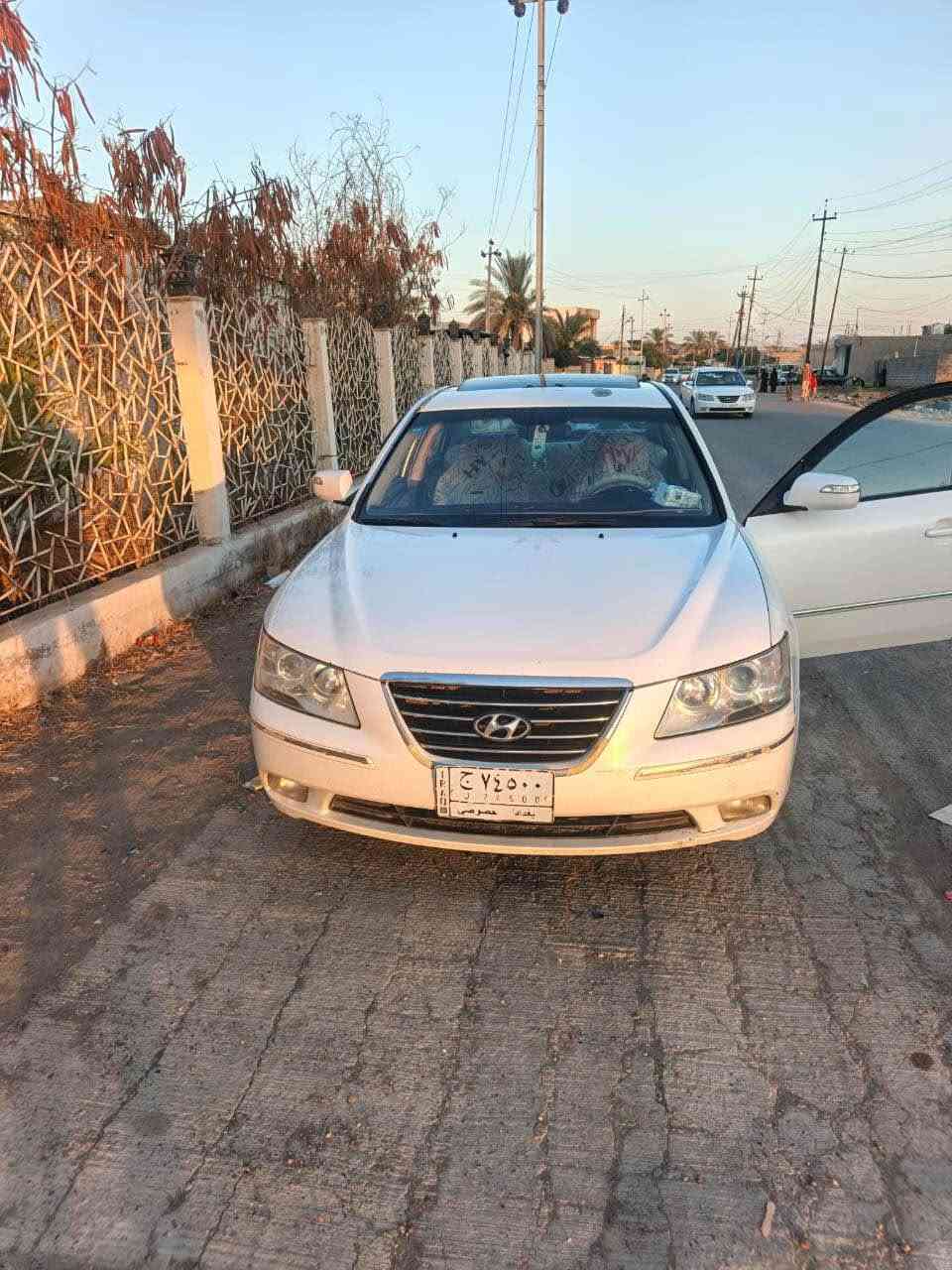 *🚘 للبيع هيونداي سوناتا خليجي 2011 🚘*

*تفاصيل السيارة:*
✅ *الموديل*: 2011 خليجي 
✅ *المواصفات*: فول - فتحة، شاشة، كاميرا، محرك 2400
✅ *الحادث*: فقط تبديل صندوق خلفي، باقي السيارة شرطة مكفولة شاصي وجاملغات
✅ *الحالة*: محرك وكير وحدادية وتايرات 4 جدد كله بشرط الفحص
✅ *الملكية*: السيارة باسمي تحويل مباشر بدون وكالة
✅ *الرقم*: بغداد بسمي 
✅ *المكان*: قضاء الضلوعية - صلاح الدين

*السعر*: 105 ورقة وبيها مجال للشراي
السيارة خير من الله وجاهزة

*للاستفسار والاتصال*: *********** بلاد, صلاح الدين
