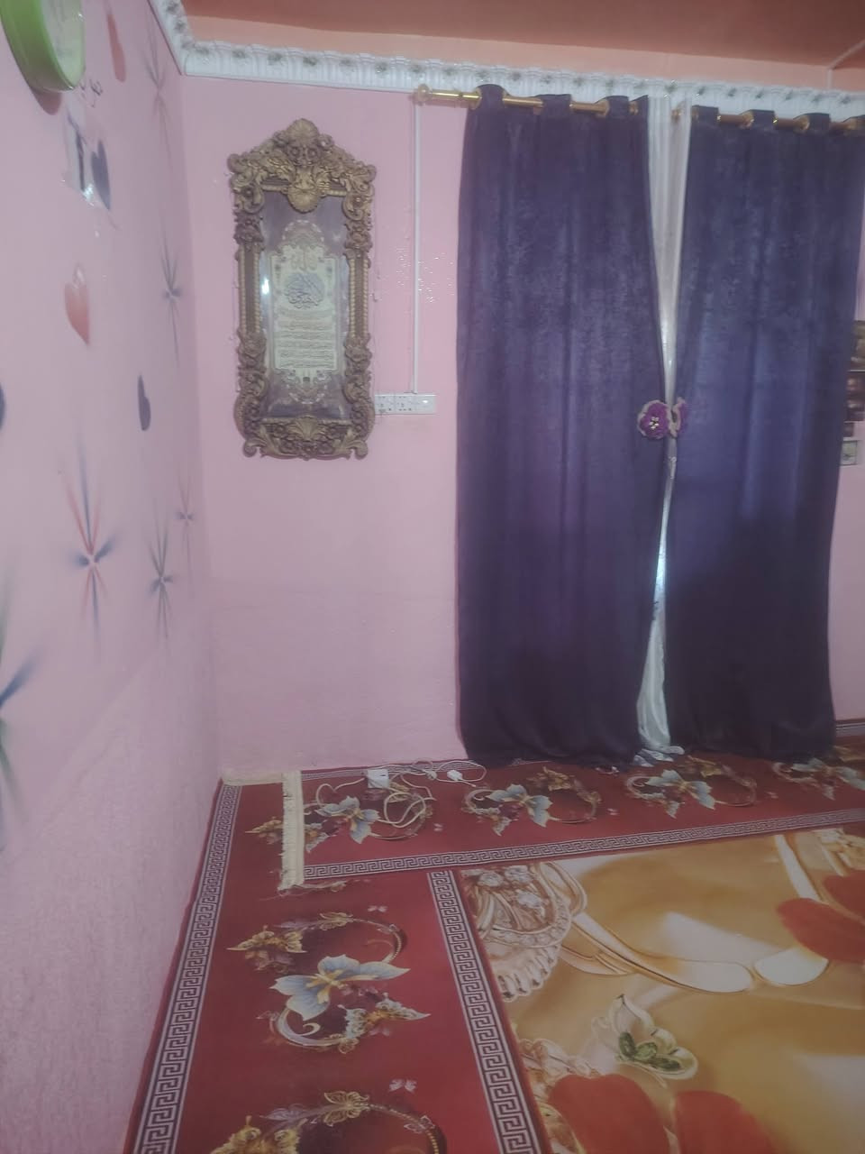 سلام عليكم بيت للبيع مساحه 500 مع قطعه خلفه مساحه 150 يحتوي على ٢ فرف نوم
صاله كبيره مع مطبخ 
صحيات خارجيه بيت جاهز على حسب الأصول المكان.    بين الشطره والغراف عد ال جهل الشراي اتصل *********** سعر 17
