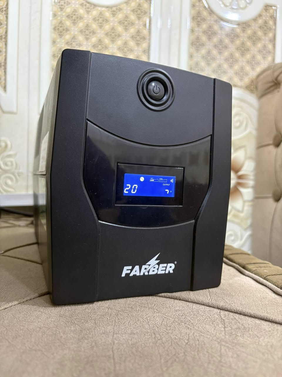 UPS FARBER 2500VA
بي شاشه LCD تعرض الفولتيه الداخله و الخارجه و نسبه شحن البطاريات و الحمل و باقي المعلومات 
يحتوي على برنامج تگدر تحمله و تتحكم بالجهاز بشكل كامل
و بي معادل فولتيه اذا عاليه يخفضها و اذا ناصيه يرفعها (فولتيه تطلع مستقره)
و بي اربع مخارج للكهرباء و فيوز 
و بي وضع صامت تگدر تشغله من خلال الدگمه الي موجوده بي او من خلال البرنامج 
بدلتله بطاريات اصليه قبل شهرين و حالتهن زينه 
بس الشاشه بيها بكسلات شويه مطفيه و مبينه بالصوره شويه على ارقام الفولتيه ما مأثره على نسبه الشحن و باقي المعلومات 
و كلشي مبين بالصور الجهاز نضيف و كارتونته و كيبلاته كلهن موجودات 
السعر 120 
مكاني كربلاء و عندي توصيل 
***********

