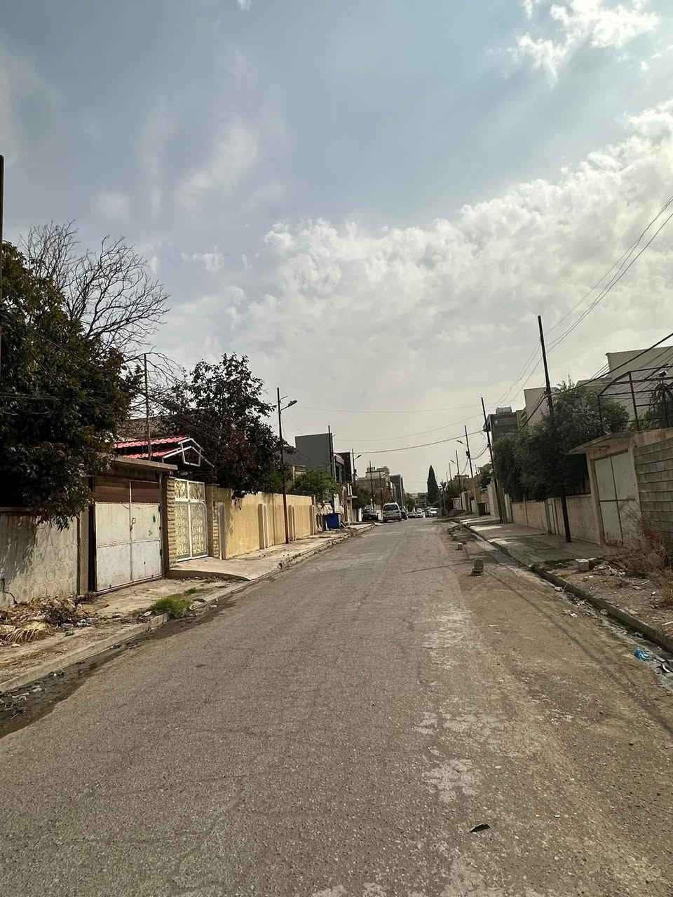 🏠دار للبيع حي الزهور شارع 6 بناء حديث 🏠 
________________________
التفاصيل:🖊🖊
♦️الموقع حي الزهور (الزهور الاولى)شارع 6
♦️المساحة 240 م والواجهة 8 م 
♦️ اتجاه الدار شروق 
♦️صنف العقار سند طابو الزهور سكني ملك صرف 
♦️سند حديث والتعامل مع الشرعي مباشرة 
♦️بناء سنة 2022-2023 
♦️ارضيات بورسلين هندي وسقوف جبسمبورد - 
     شبابيك المنيوم سلايد +مطبخ خشب ايطالي -
     بناء فووول
_________________________

يتكون من طابقين مع حديقة ومخزن وصحيات خارجية

الطابق الارضي غرفتين نوم+استقبال+هول+مطبخ+صحيات

الطابق الاول 4 غرف نوم 2 منهم سويت+هول+صحيات

 _________________________
للمزيد من الاستفسار الاتصال…

***********

***********
