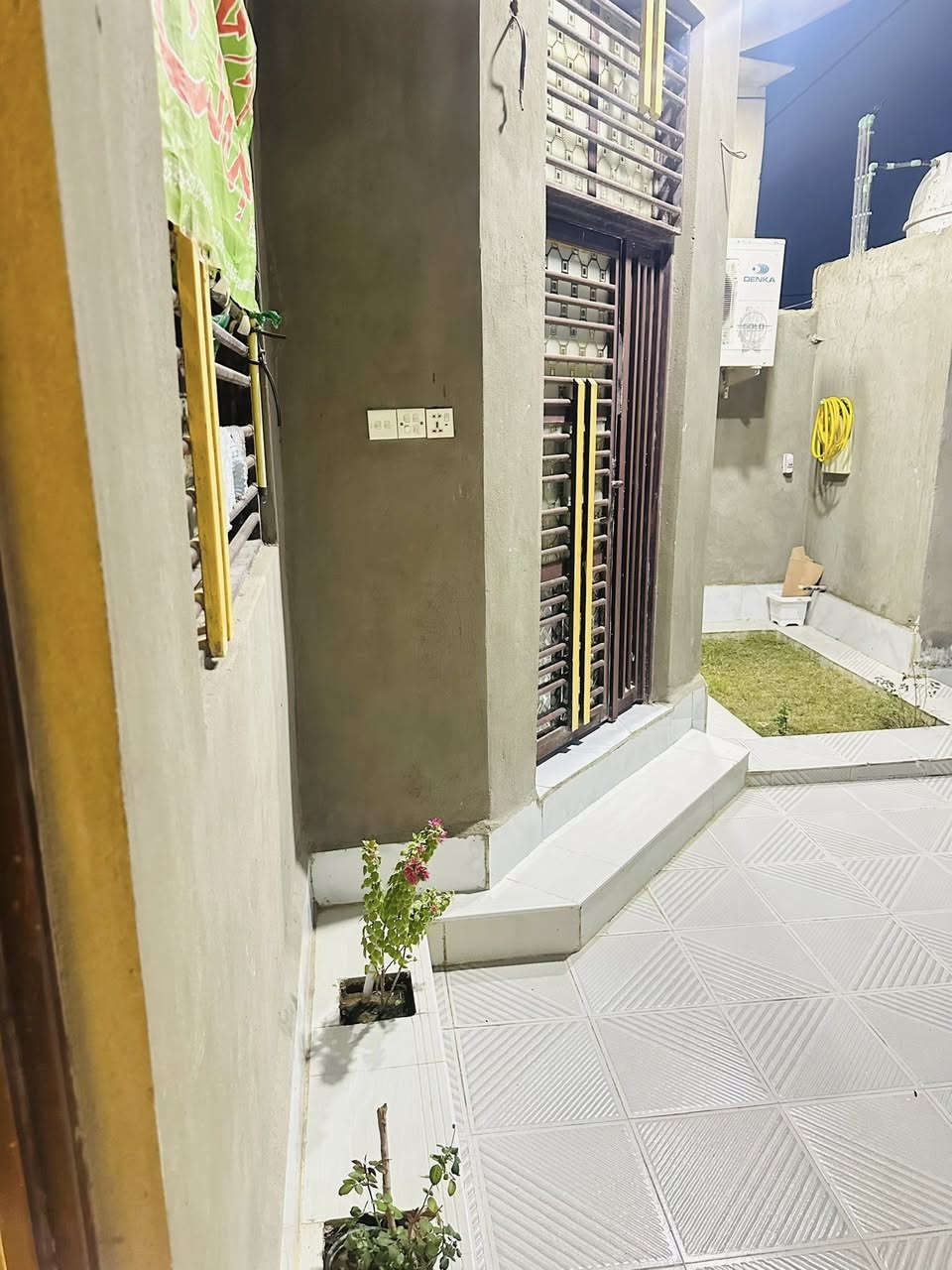 بيت للبيع بناء حديث سنة ٢٠٢٥ مؤثث اثاث درجة أولى في الدغاره هور الجبور المساحه ١٥٠ م يحتوي على غرفة نوم وصاله ومطبخ وحمام داخلي وخارجي واستقبال وطارمه وحديقة وطابق ثاني مبني هيكل وصالة كاملة يباع مع الأثاث البيت مطلوب إسكان ٤٢ مليون للأستفسار الاتصال فقط  ***********
