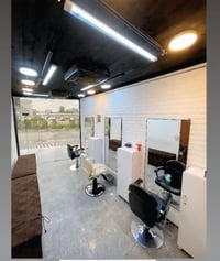 عندي هاي الكراسي عارضهن للبيع هنه والرفوف عدد 3 كلش نضيفات و مفاتيحهن ...