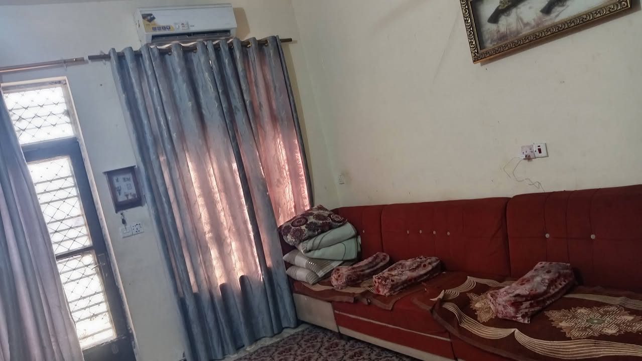 سلام عليكم بيت للبيع  السريدات الجديده المربع الثالث شارع الكابينه بيت ٧٥ متر طابق ونص
الطابق الاول طرمه واستقبال ومطبخ وغرفه وحمام وترك
الطابق الثاني بيتونه وغرفه مبني سندويج ماكامل  فقط سندويج وبلكونه صغيره وسطح
الاستفسار ع خاص
او علرقم ***********
