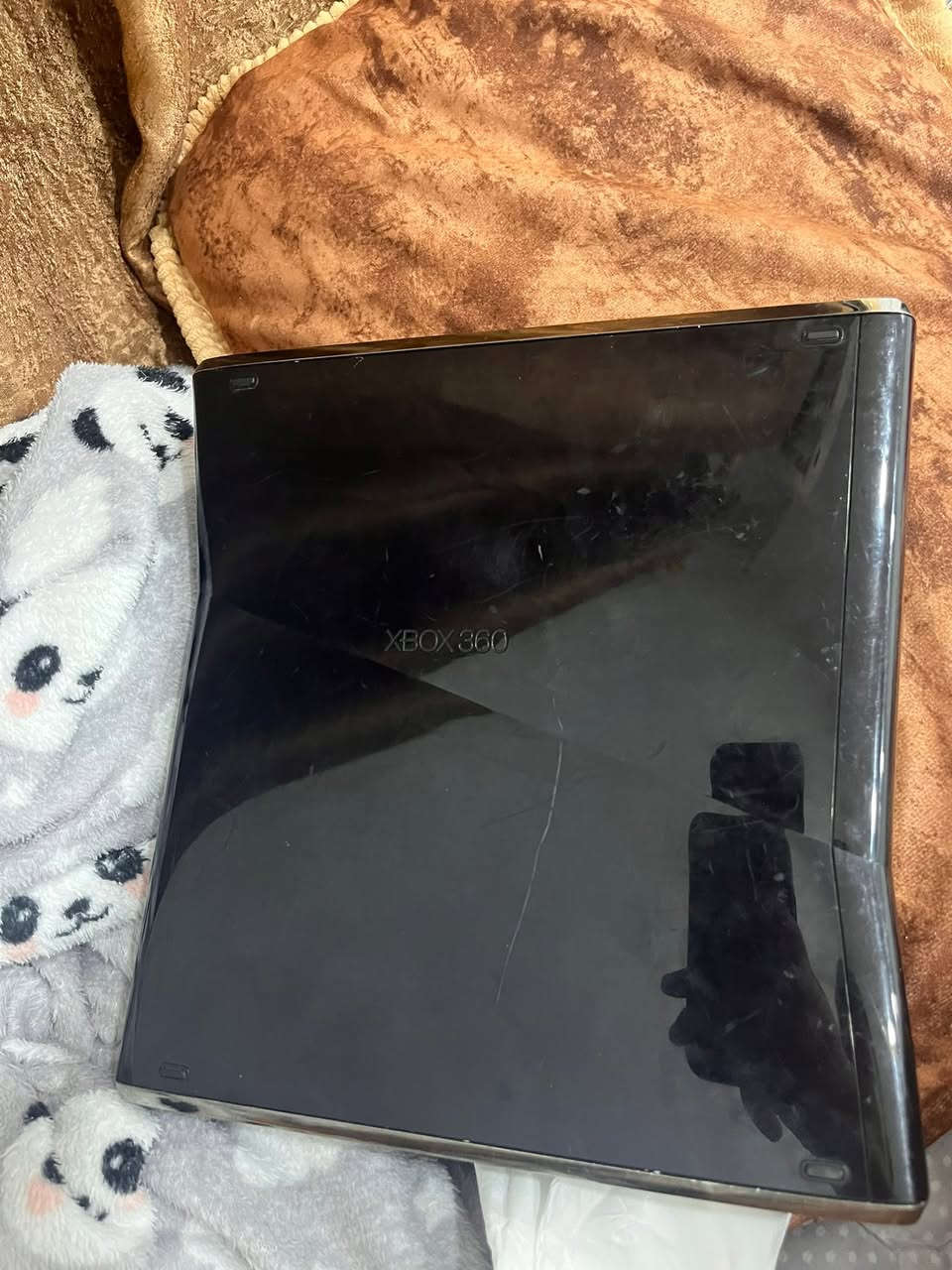 السلام عليكم xbox360 للبيع 
نضافتة زينة بس الكفرات بيهن شخوط وهاي صوره موجودات ويا يدات ثنين وكيبل HDMI اصلي ومحولة الاصلية  العابة ٩٦ لعبة هارد ٢٥٠ g الجهاز خالي من اي اعطال السعر ١٠٠ الف 
مكان كركوك رقم التلفون ***********
