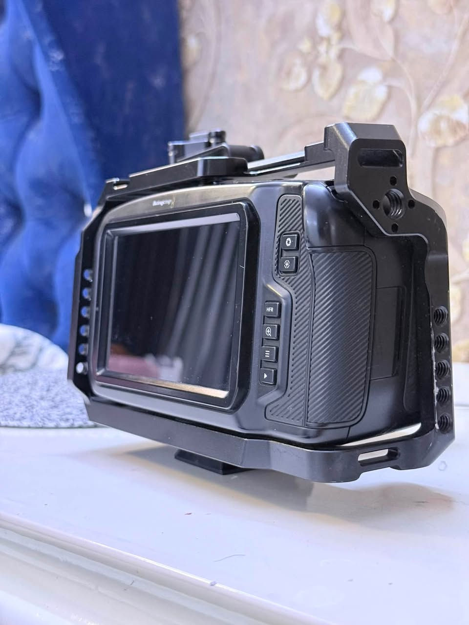 * كاميرا Blackmagic Pocket Cinema Camera 4K
* عدسة 35mm
* عدسة 50mm
* عدسة 8mm
* عدسة 14mm
* بطاريتان (عدد 2)
* شاحن

السعر: 15 ورقة.  ***********
