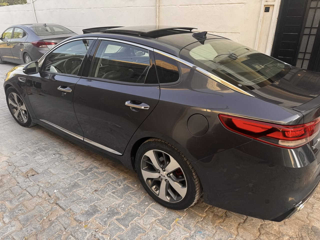 #أوبتيما فئة SX فول مواصفات مرقم بغداد الجديد
#السعر: 128

•المواصفات :

▪️الموديل : 18  2.0L توربو

▪️العداد :108 الف ميل حقيقي

▪️ الويل : ويل كب حجم 18 

▪️غرفة السيارة جلد اسود اصل

▪️بصمات عدد 2 للأبواب مع بصمة تشغيل

▪️قمارة بانوراما

▪️حساس خلفي

▪️اشاير بالمرايا الجانبية

▪️رادار امامي وخلفي وجانبي (نقاط عمياء) بالمرايا الجانبية

▪️كامرة خلفية دوارة 

▪️شاشة الدشبول حجم كبير للتحكم بايعازات السيارة

▪️گشن ذاكرة (خزن ميموري) لكرسي السائق

▪️تحكم فول كهرباء لكرسي السائق والراكب

▪️تدفئة وتبريد للگشنات الأمامية

▪️تبريد قطعتين امامي وخلفي

▪️ثلاث وضعيات للقيادة

▪️تحكم ستيرن جهتين بلوتوث وحاكية وتحكم صوت

للتواصل ***********
