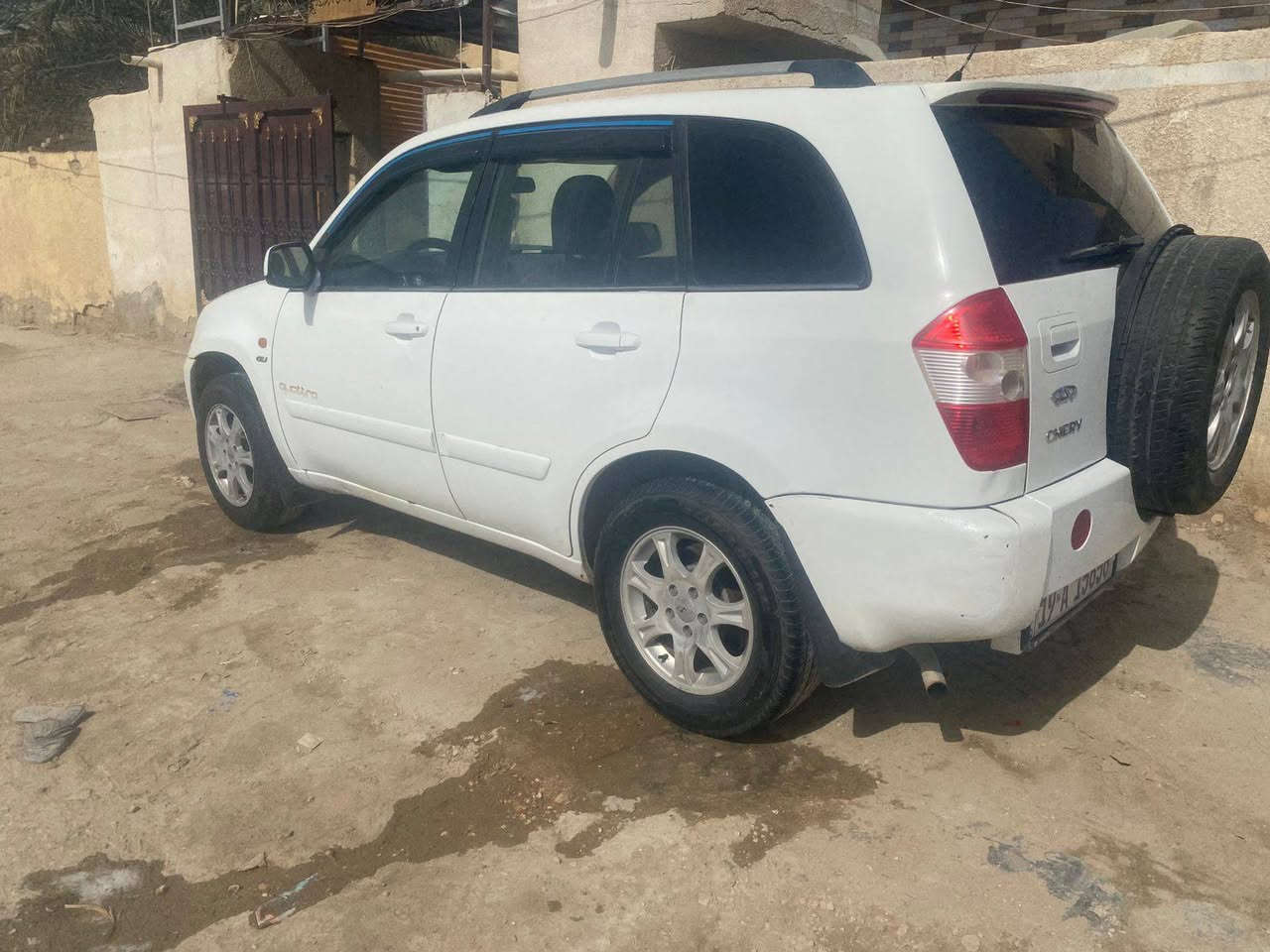 السلام عليكم للبيع تيكو موديل 2012 سيارة جاهزه كير مكينة حداديه تبريد كله جاهزة مكفوله من الضربه بيه صبغ مكانات بسيطة سنويه جديدة اوهزه جديده سياره جديده السعر 49 مكانه حله الاتصال ***********
