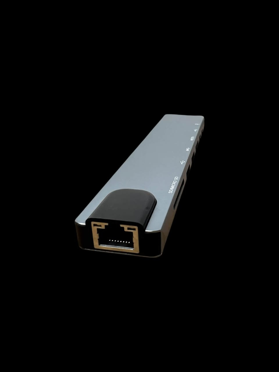 ادابتر USB-C متعدد المنافذ 8 في 1 مع HDMI وLAN
الاستخدامات

8 منافذ في جهاز واحدلتجربة استخدام متكاملة.
منفذHDMI يدعم دقة 4K@30Hzومتوافق مع 1080P و720P.
منفذي USB 3.0لنقل بيانات عالي السرعة.
منفذ USB-C PDيدعم الشحن حتى87W (20V/3A).
منفذ USB-C إضافيلنقل البيانات (حتى 4.5W).
منفذ LAN RJ45بسرعة تصل إلى100/1000 Mbps.
قارئ كروتSD وTFيعملان معًا.
هيكل ألمنيوم متين لتبديد الحرارة وعمر أطول.
متوافق معMacBook، iPad Pro، Windows، Huawei، Samsung، Chromebookوأجهزة USB-C التي تدعم DisplayPort.

💥علق بالسعر ويوصلك مباشرةً 💥


**إذا كنت صاحب هذا الإعلان وتريد حذفه لأي سبب، رجاءا أرسل رسالة إلى الدعم الفني**