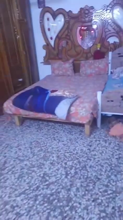 مشتمل ١٠٠ متر  طابو صرف اسمي معالف قرب السوك  مربع (خلفي) يعني تمشي ممر ١٠ متر يكبر بيت ١٠×١٠ .. يحتوي ع غرفه نوع او  إستقبال.  غرفه صغيره  مطبخ او حمام مشترك او واحد خارجي  طابق ارضي ترميم جديد  كله  مجاري او بواري مي او سيراميك.  ذاب عليه ١٠  مليون.. سعر ٧٥ بي مجال الطيبين او تريد اخذ صافي ٦٥ لا بلديه ولا ضريبه عليك بس اتكفل مي كهرباء عليه اصفرهن..وتساب ***********

