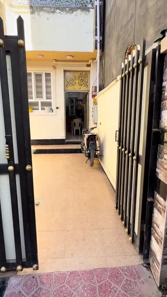 سلام عليكم يوجد بيت للبيع مساحة250 متر  طابو زراعي عنوان الصوفيه خلف السندباد وأحمد حمزه المصور البيت متكون
# كراج سيارة وحديقه وحمام خارجي ومطبخ حار وبارد واستقبال وصاله وغرفتين وغرفه فوك الغرفتين 
++++مشتملات ٢درج خارجي معزوله وباقي تفاصيل بالفديووو 👇👇👇👇 للبيع او مراوس 
الاتصال على الأرقام التأليه 
***********
*********** 
يوجد واتساب

