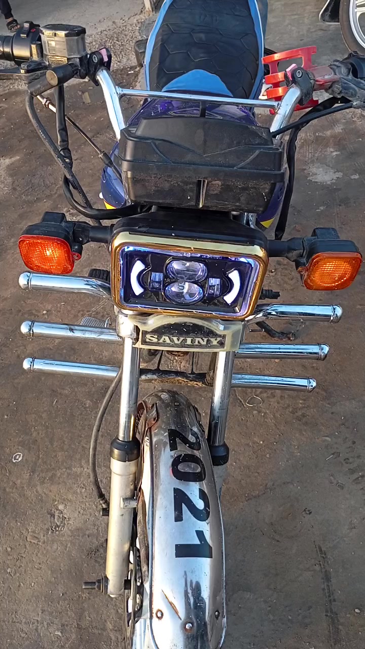 سلام عليكم دراجه 21للبيع دراجه جاهزه من كلشي نضافتها خير من االله  مثل مواضح بصوره كهربائات كلها شغاله دشبول الكتروني  سعر 450وبيها مجال بيها منفيس ***********العنوان صقلاويه
