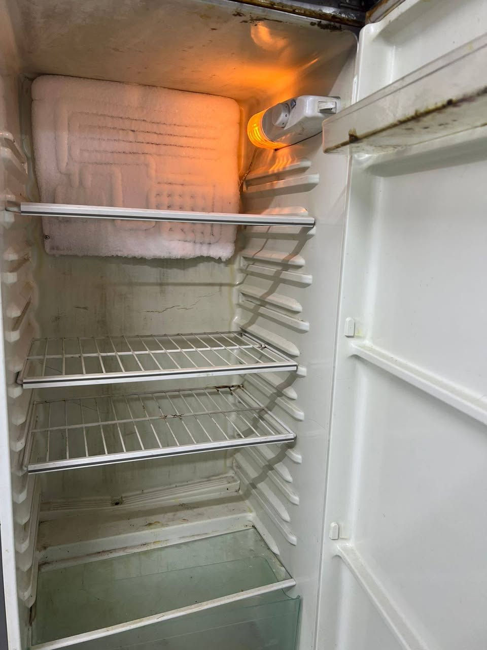 السلام عليكم ثلاجه وطباخ وكيزر للبيع كلهن شغالات واتساب  ***********
