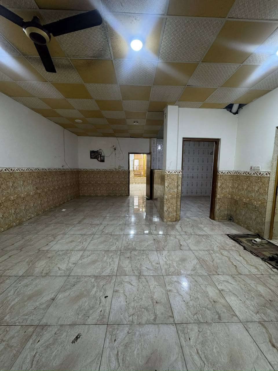 شقه للأيجار في حي المهندسين قرب البريد مساحة120 تحتوي على غرفتين صاله مطبخ وستقبال صحيات سعر للأيجار500 طابق ثاني للتواصل***********
