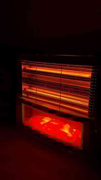 🔥 صوبة كوارتز بشكل مدفأة نار… دفء وشعور الشتاء الحقيقي!  ✨ قدرة 2000 و...