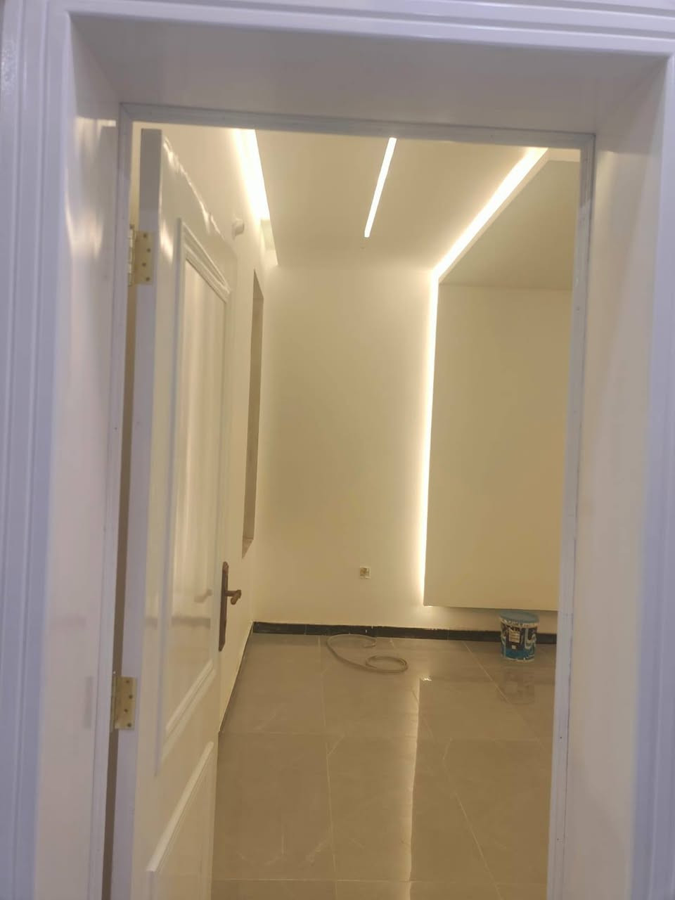 العنوان ام الخيل شارع المسبح الاولمبي وره سكه القطار (الحي الثقافي)
المساحه ٢٥٠ الواجه ١٠ نزال ٢٥
غرفتين جوه وغرفه فوك 
مطبخ حار ومطبخ بارد 
صاله واستقبال 
غرفه فوك
طابوگ جمهوري 
كونكريت مسلح اوكراني صب شركه اطلس 
كهربائيات درجه اولى 
ماي درجه اولى
سنه البناء٢٠٢٥
عرض الشارع ١٠
جاهز للسكن 
رقم الهاتف *********** متوفر واتساب
