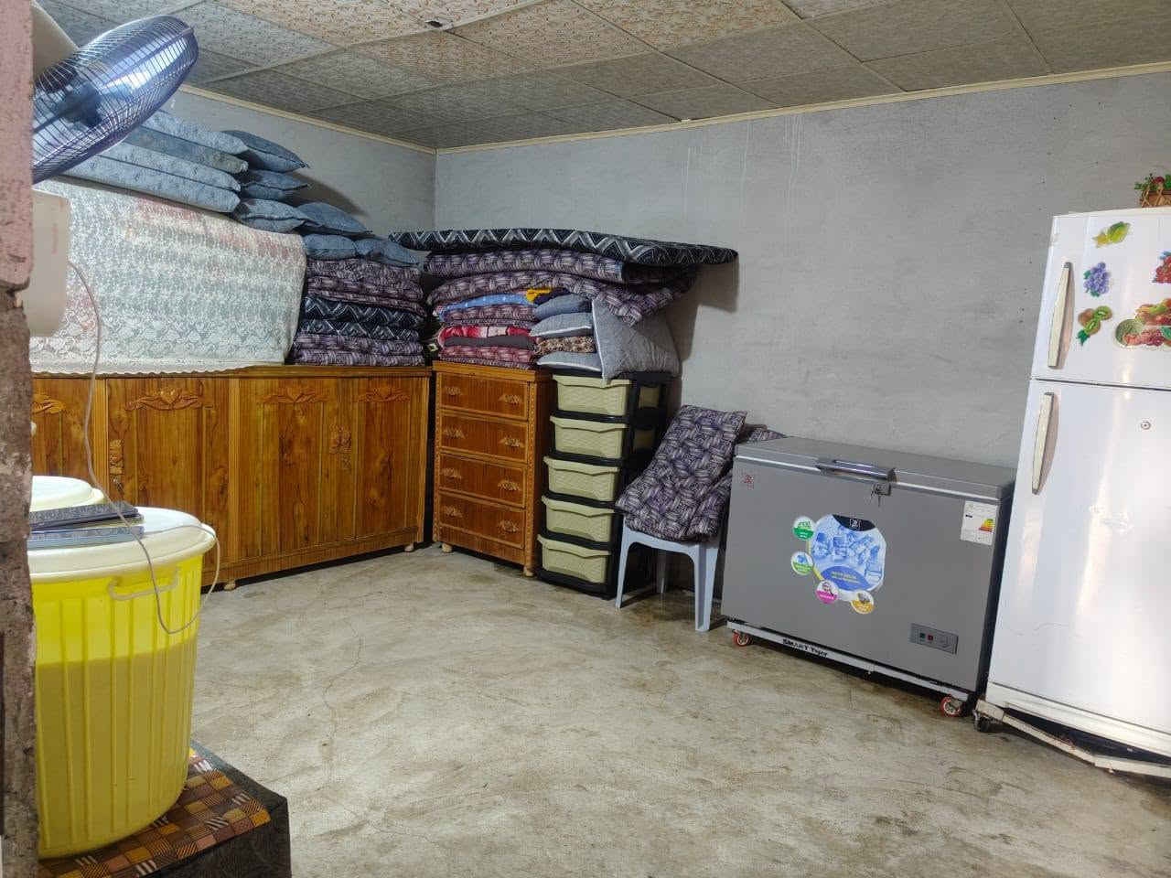 دار سكني مساحه 100متر كارت  ومشي معاملة تمليك بسم صاحب الكارت يحتوي على غرفة نوم وستقبال وطبخ وصحيات خدمات ماء كهرباء يبعد عن سايدين ٥٠متر عنوان البيت نهاية سايدين كنيسة تايتنك اخر السايدين حي عدن معا البيت كاونتر 
السعر 18 وبي مجال 
***********
***********
