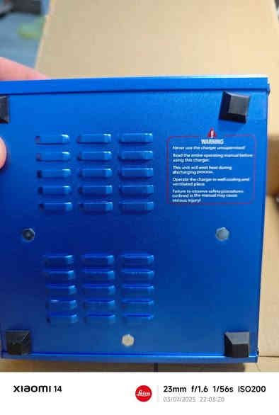 شاحنة iMAX B6AC الاحترافية من شركة SKYRC
السعر 35 الف وية التوصيل قفل 

 :  وهذي مواصفاتها   

تيار الشحن من 0.1A إلى 6.0A
تيار التفريغ من 0.1A إلى 2.0A
أقصى قدرة شحن 50 واط
أقصى قدرة تفريغ 5 واط
عدد الخلايا (LiPo) من 1S إلى 6S (أي 3.7V إلى 25.2V)
عدد خلايا NiMH/NiCd من 1 إلى 15 خلية
بطاريات Pb (رصاص/حمضية) 2V إلى 20V

🔋 أنواع البطاريات المدعومة:

يدعم مجموعة واسعة من البطاريات القابلة للشحن:

LiPo (ليثيوم بوليمر) .

Li-ion (ليثيوم أيون) .

LiFe (ليثيوم فوسفات) .

NiMH (نيكل-معدن هيدريد) .

NiCd (نيكل-كادميوم) .

 بطاريات Pb (رصاص-حمضية): يدعم من 2 فولت إلى 20 فولت .

يدعم  "التفريغ – Discharge"

وضع تخزين البطاريات (Storage Mode)

حماية من الشحن الزائد أو العكسي

 جديدة ما مستخدمه مع ملحقاتها الموضحه بالصور 
تواصل مسنجر 
او رقم ***********
