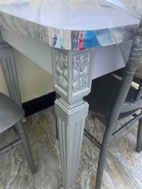 ميز طعام • إطار فضي • شبه جديد
