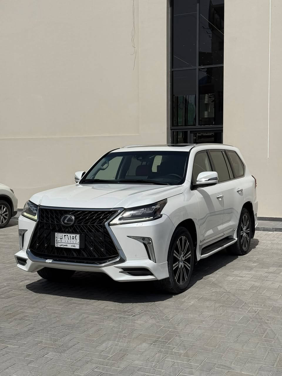 سلام عليكم للبيع لكزز ٢٠١٩
داخل قرميطي مراوس حسب القناعه حتى إذا الفيشن 
فول للاخير بريم.            بيها تقسيم جاملغ امامي رقم بغداد بسمي 
ويل كروم       
رادار 
تحديد مسار 
حساس امامي خلفي 
٥ بصمات
٥ كامرات
جميع الكشنات كهرباء 
تدفئه تبريد بل كشنات
مري شفط 
٣ شاشات
باقي المواصفات معروفه 
ماشيه ١٢٥ 

*********** 
السعر ٦٥٠ وبيها مجال
