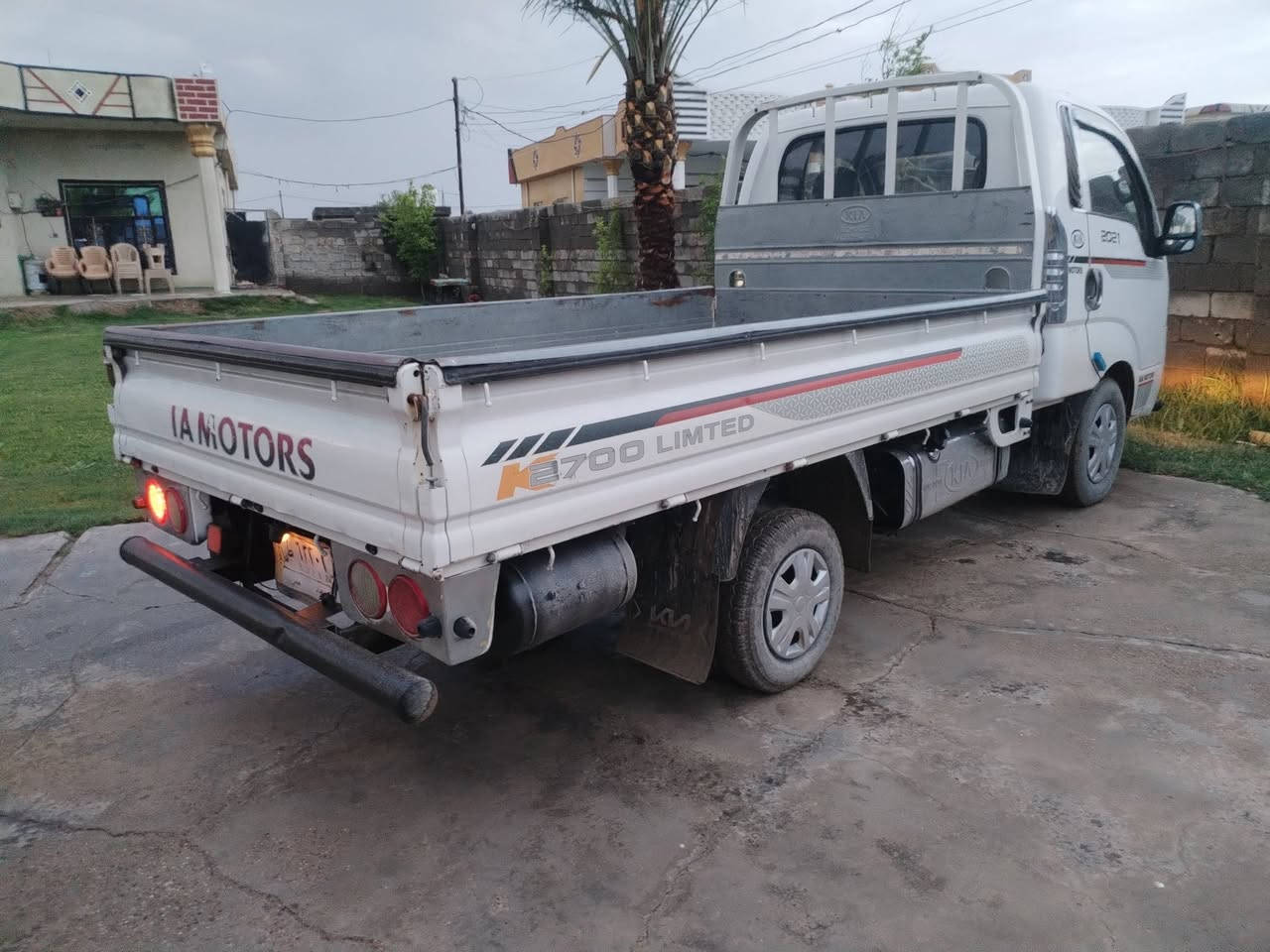 السلام عليكم 
كيه حمل 2016 رقم بغداد تحويل مباشر 
كير محرك مكفولات 2700 
مكفوله كفاله عامه من صبغ وضربه عده بارد شبر بالباب 
حداديه جديده 
تخم تاير جديد 
دوشمه جديده 
شاصي رقم شاصي كفاله 
مال جناي السعر 112 وبيه مجال للشراي *********** عنواني بغداد اليوسفيه
