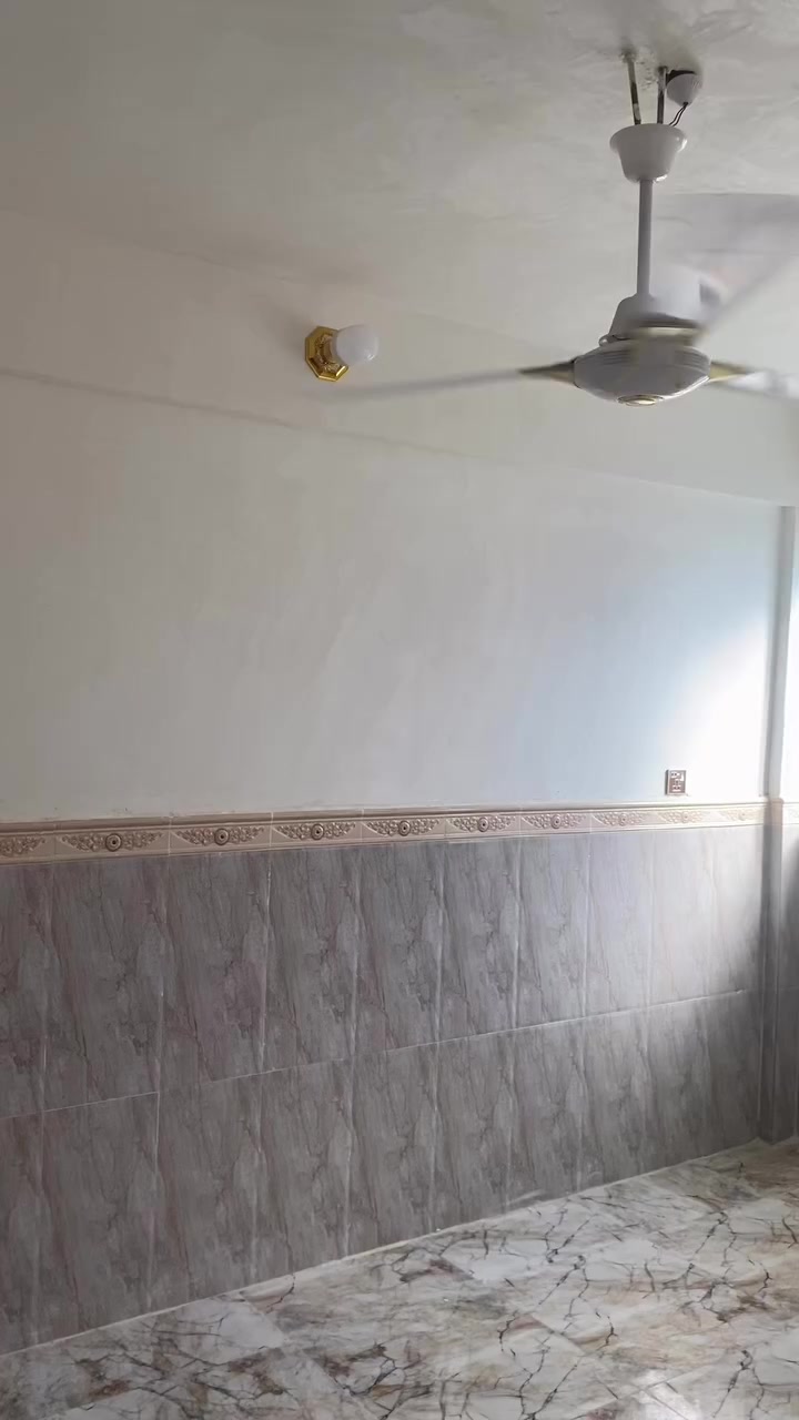 السلام عليكم ورحمه الله وبركاته شقه للاجار شقق العداله طابع ثالث مع الثاث عائله صغير خلف مجلس البلدي خدمات كامله الاستفسار ***********
