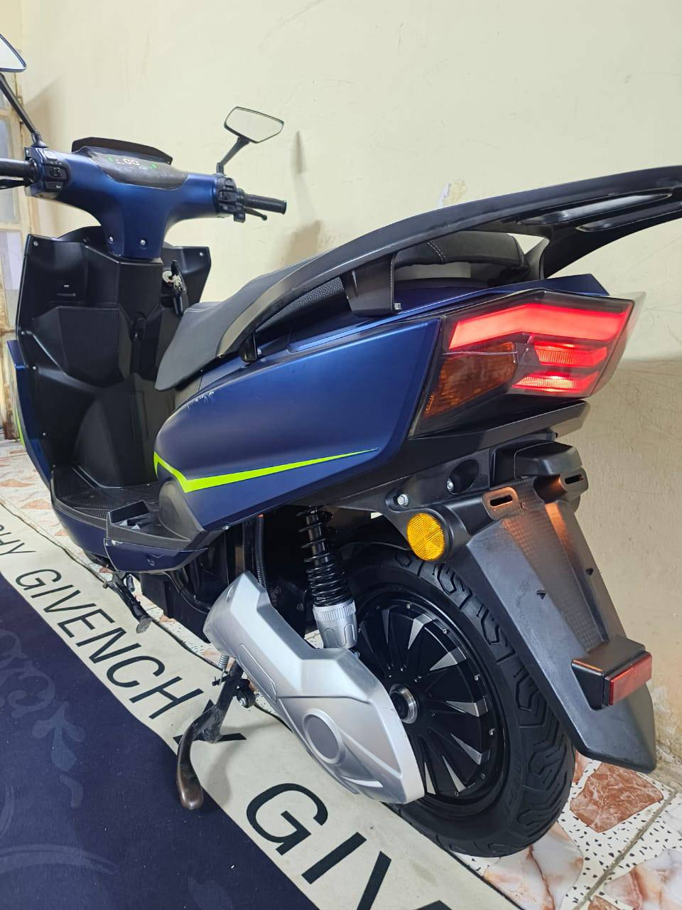 السلام عليكم دراجه شحن نوع سكنز شمعه مديل 2025 دراجه نضيفه بعدها بل نايلون ما ناقصها برغي بعدها وكاله وصل الشراء موجود
تفاصيل الدراجه
لايت عالي ناصي زنون + رماش
بك لايت لد
حساس بريك امامي خلفي
مخرج USB لشحن الهاتف
شمعه اماميه 
اشاير لد ليزري 
دبل اشاره 
نضام بك الرجوع الى الخلف
نضام بارك
ملف الدراجه 2000
عدد البطاريات 6 نصطره الحجم الكبير
تقطع مسافه بل شحنه الوحده 75 كيلو 
شاحنه تدعم الشحن السريع وليقاف الذاتي 
دبلات امامي حلفي غاز 
تايرات جلاتين حجم 12
ستاند صفح +تعليك
مساحه تخزين واسعه
الشراي يتفضل خاص او التصال عله الرقم ***********
مكان الدراجه بغداد ساحت عدن سعر الدراجه 850 بيها مجال
