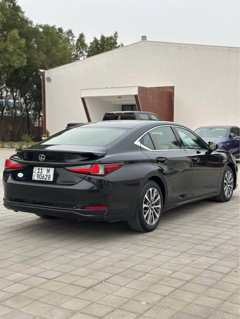 لكزز ES 300 هايبرد 
الموديل 2023 خليجي بريم 
مغلفه ppf كلها و كفاله عامه 
محرك 2.5 اربعه سلندر
ماشيه  30 الف كم 
السيارة التفويله تمشيك 900 km كم
المواصفات:
بصمة تشغيل 
تشغيل عن بعد 
فتحة سقف 
دخول ذكي ( 5 بصمات )
ماوس تحكم 
كشنات جلد 
كشنات كهرباء 
كشنات ميموري  
اوتو هولد 
هندبريك بصمه 
كامره 
اشاير بالمري   
التحكم التقائي بالتكييف ثنائي 
نظام تثبيت السرعه
هواي مواصفات 
مكانها كربلاء 
سعرها 36 وبيها مجال بسيط
*********** كربلاء, العراق
