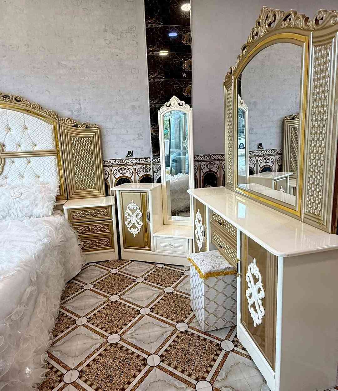 يعلن معمل ومعرض الجشعمي 
عن #عروض وتخفيضات ع اسعار غرف النوم 🤩🤩
نقدم ارقه واجمل موديلات غرف النوم 🥰🥰
المنشور يحتوي ع اكثر من ١٥ موديل غرفه نوم 
ادخل ع الصفحه وشوفه الموديلات التعجبك واحنه بل الخدمه
الاسعار حسب الموديل وحسب لون الصبغ 
غرف زان مسرح #  # غرفه توج #غرف ديوان
نشتغل حسب طلب الزبون 
نجارة الجشعمي متخصصه في صناعه الاثاث العراقي 
غرف نوم # بوفيات # جرابي اطفال # كناتير مفرده 
العنوان #الرمادي التأميم شارع 
المشاتل قرب ركن المدينه   
للاستفسار *********** واتساب
