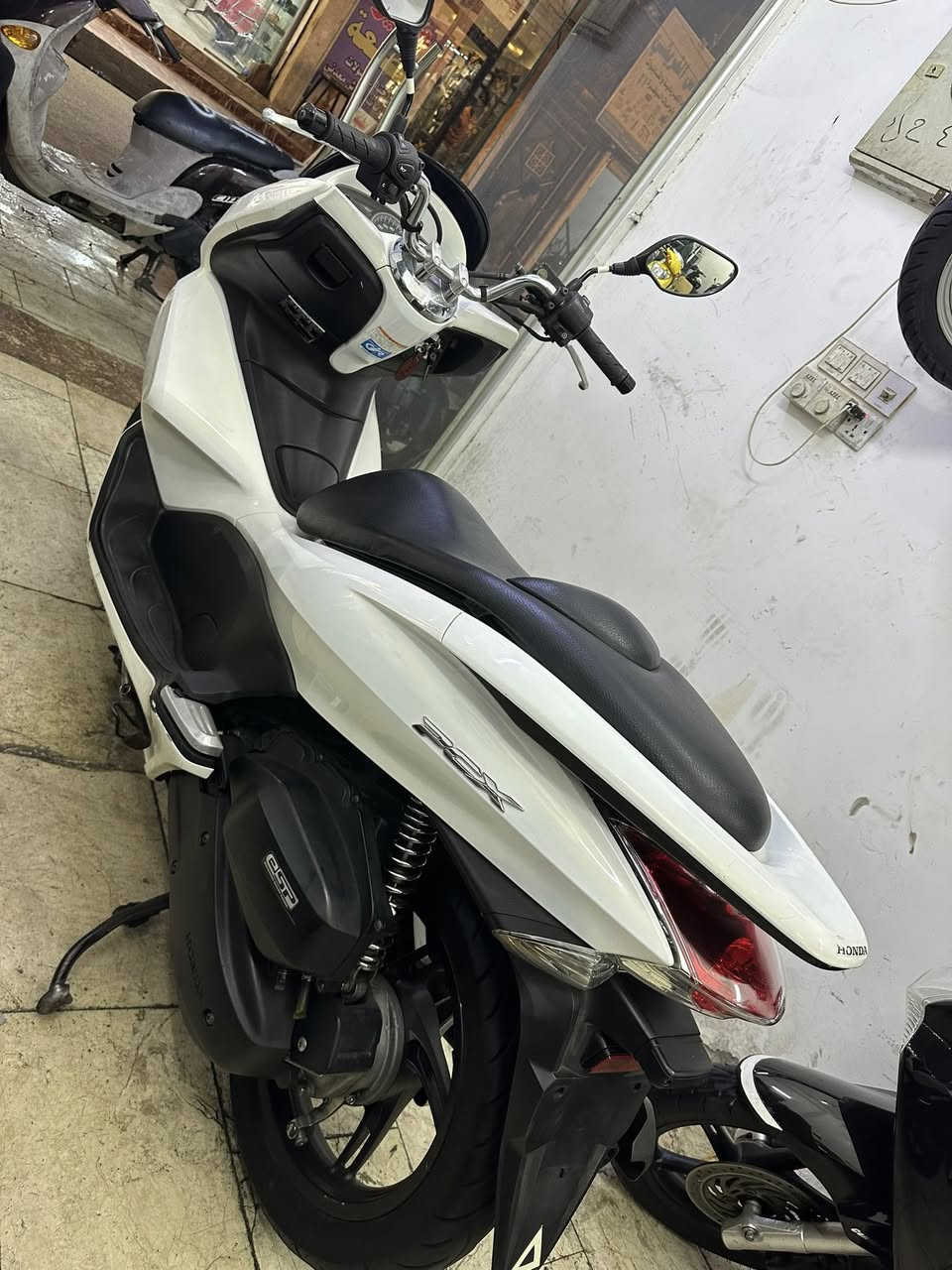 #السلام_عليكم_أخوتي_الغوالي 
#الوجبه_الجديدة
#مال_مزاد_شرط_رمبه 
# هوندا pcx جيل أول 👍
 #شرط الضمان 💯💯
#بعده بحالة الوكاله فول نظافه مكفول 
#نظافه فول 💯💯👍 
#اللون أبيض 

البيع نقد والأقساط 👉
مصرف الرافدين فقط👉
مواظف ومنتسب ومتقاعد و الوريث 👉
استقطاع الاكتروني بدون مقدمه👉

#مكاني كوت المشروع شارع ميكانو 👉
***********☎️
***********☎️
أخوكم سيد محمد
