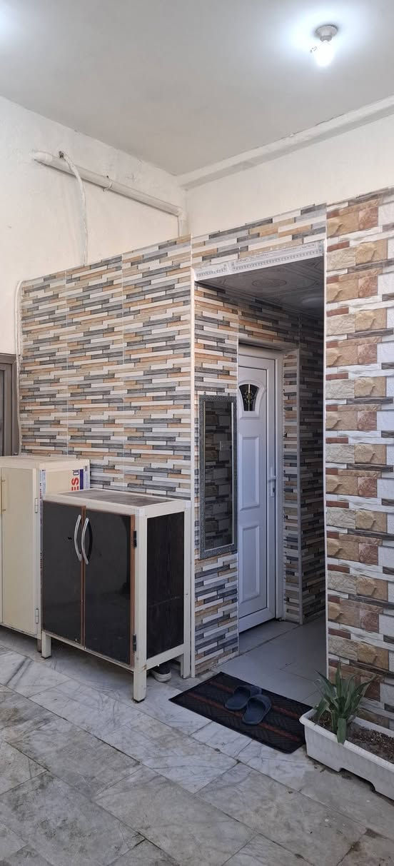 السلام عليكم ورحمة الله وبركاته دار للبيع مساحة ٢٠٠ متر  زراعي بي وصل تطويب شارع الشموخ مقابل جسر المشاة فرع البان الطائي يحتوي على غرفتين نوم صاله واستقبال ومنور صحيات خارجيه داخل بيت مشتمل نظام سويت يحتوي على غرفة نوم كبيره وغرفه صغيره  ومطبخ وصحيات مشترك  منور
الاتصال على الرقم الموجود واتساب ***********
