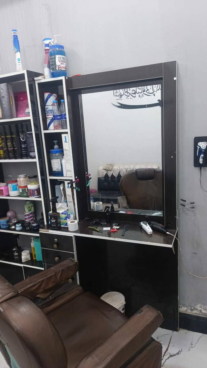 غراض محل حلاقه للبيع بسعر مناسب مكاني ناصريه مركز ***********
