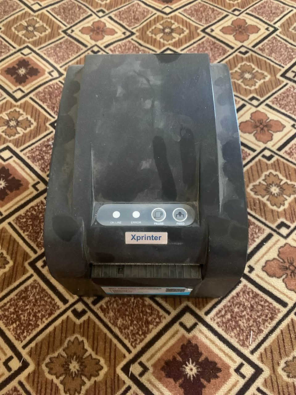 **للبيع: طابعة ملصقات وباركوود حرارية (Xprinter)**
### 📍 تفاصيل الإعلان
 * **الموقع:** بغداد - الزعفرانية
 * **السعر:** 75,000 دينار عراقي
 * **رقم الهاتف للتواصل:** ***********
### 📋 مواصفات الطابعة
 * **نوع الطباعة:** طباعة حرارية مباشرة (Direct Thermal) – اقتصادية جداً ولا تحتاج إلى حبر (تعتمد على رولات الملصقات الحرارية فقط).
 * **السرعة:** طباعة عالية السرعة تصل إلى **5 بوصة في الثانية** (127 مم/ثانية).
 * **الذاكرة:** مزودة بذاكرة **4MB SRAM** وذاكرة فلاش **4MB Flash** لضمان معالجة البيانات وطباعة الملصقات بدون تأخير.
 * **دعم الأكواد والرموز:** تدعم طباعة جميع أنواع الباركود (1D) والأكواد الثنائية مثل الـ **QR Code** و **PDF417** و **DataMatrix**.
 * **المستشعرات:** تحتوي على مستشعر ذكي لتحديد أبعاد الملصق وتعديل مكان الطباعة تلقائياً وبدقة.
 * **التوافق:** تدعم طباعة اللوجو، الصور، والملفات بصيغ (BMP, PCX, BAS).
 * **الاستخدامات:** مثالية لأصحاب المتاجر، المطاعم، الصيدليات، شركات الشحن، والمخازن لطباعة الأسعار وتفاصيل الزبائن.
