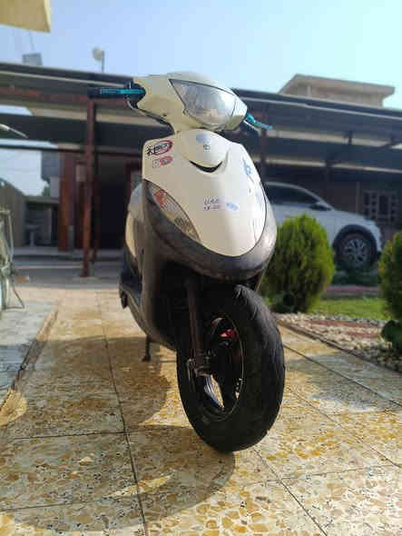 سلام عليكم دراجه ماكس عدله 
مكينه بلاديه ما مفتوحه 

صالنصه بلاديه + كاتم 

تخم تايرات جديد 

دراجه ناعمه ورزنه 

الدراجه شلعه ومعدل 

بيها تزويد خفيف 
 
يده سكليتر رياضي 

ويدات بريك رياضي فقط 

دراجه كهربائيات كامله اشاير لايتات رماش احمر + ازرك 
فقط البك لايت محترك الدراجه خير من الله  
رقمي ***********
رقمي *********** 
السعر بل خاص واتساب فقط عل اثير
