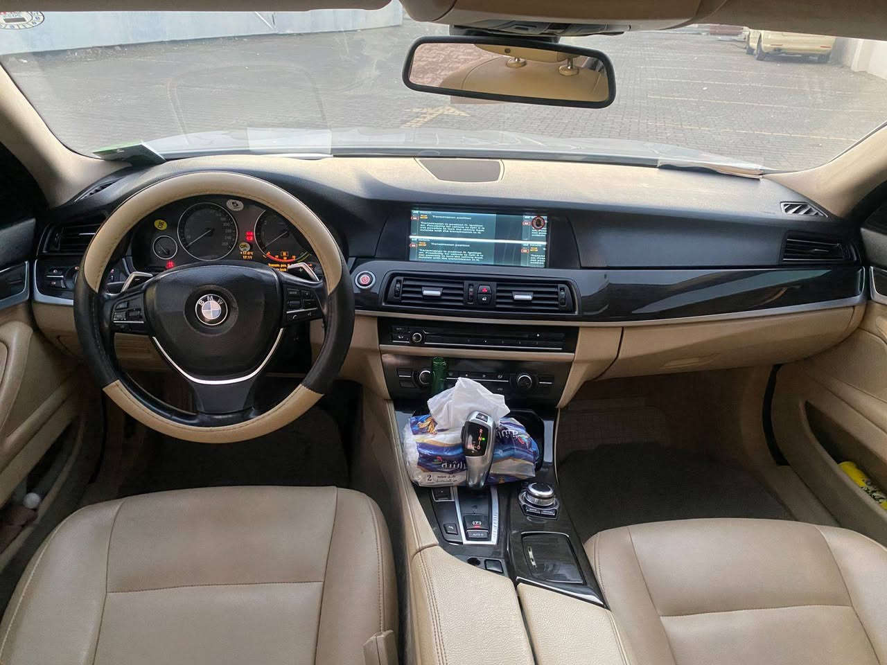 Bmw f10 
 موديل 2011 حجم 530 سفري شةريكةي عروشة  يةك    دةرگاي پشتي سةكن سبوخة بةبي ژوري بي داخلي رةقةمو سةنةوي هةموي نوئية بةناوي خومة دةعامي لو دةعامي ***********بةشةرتة   ژ.م
