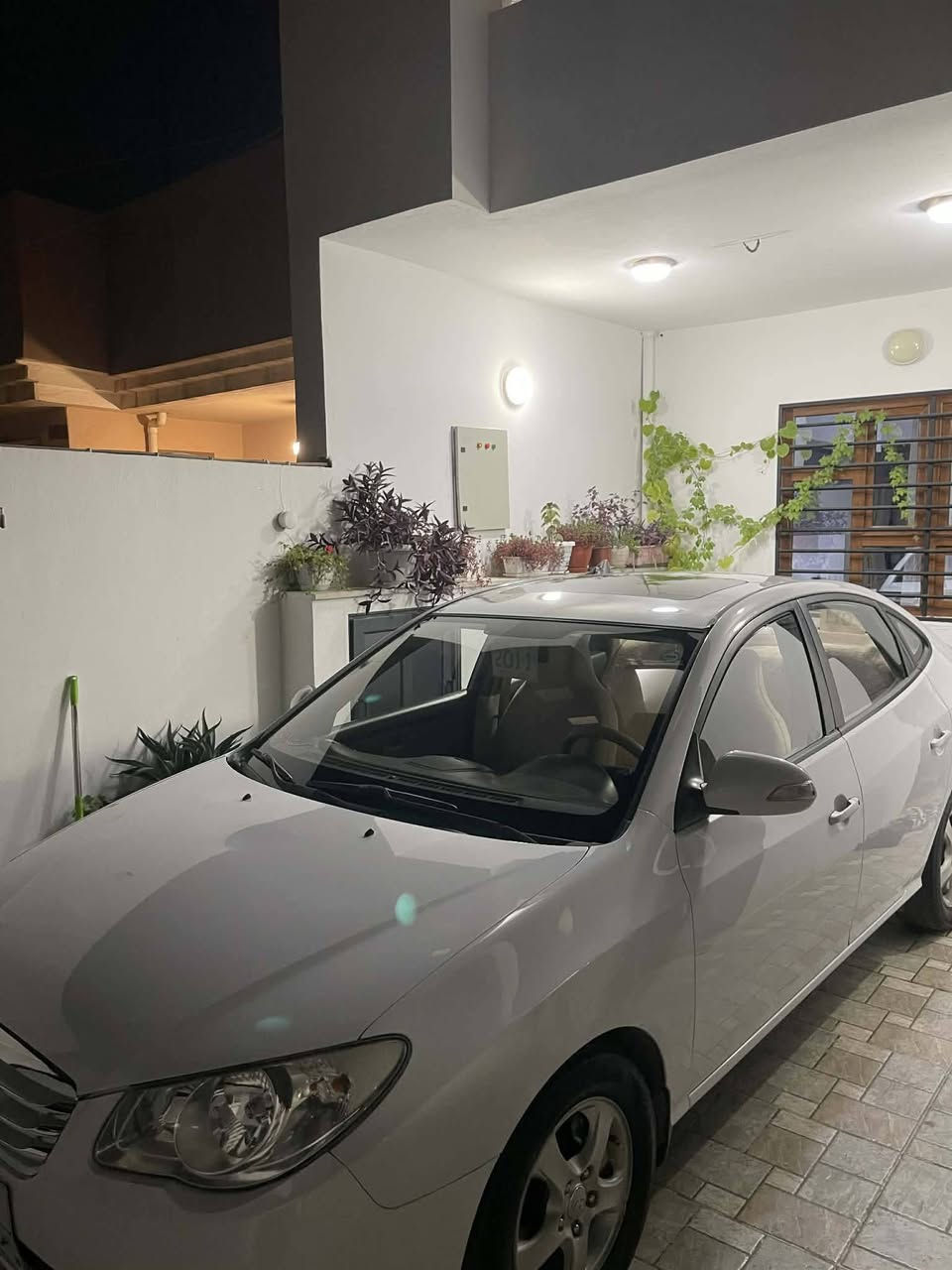 سلام وعليكم النتر موديل ٢٠١١ فول موسافات سقف سليات كوشن جاك داخل ازفار الير ماشيا ١٨٤ بشارت كومبيتر اربع تايات جديد محرك سفر بل كارتون سار ازبوع مشتين سياره ابيض سلجي بيها جاملخ وا ربع اقل من ربع رقم موبايل *********** وا سعر ١٢٧ ومجال و موكانا كركوك
