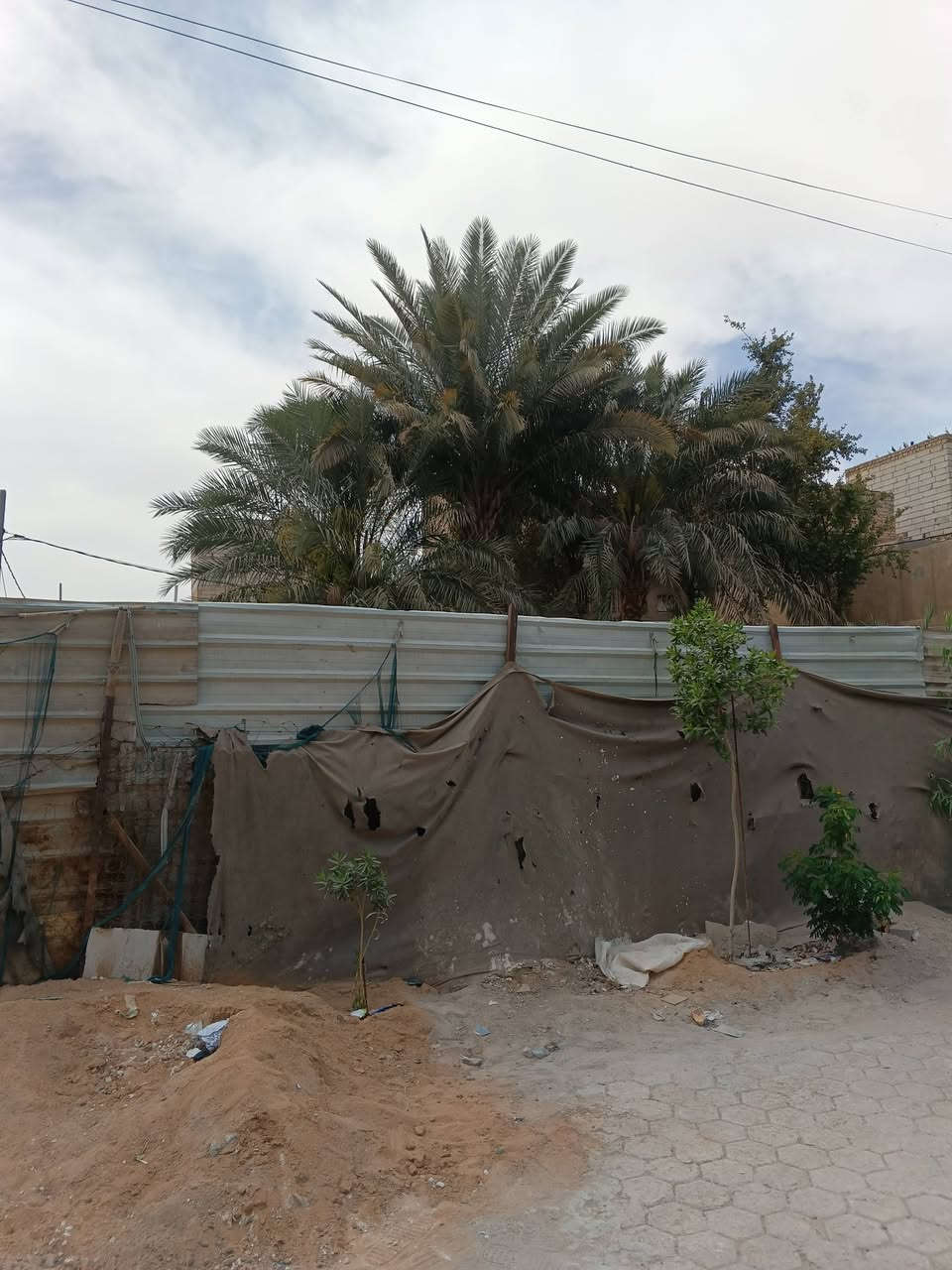 للبيع دار ١٠٠م طابقين جديد على ساحه في حي الجزيره للاستفسار ***********
