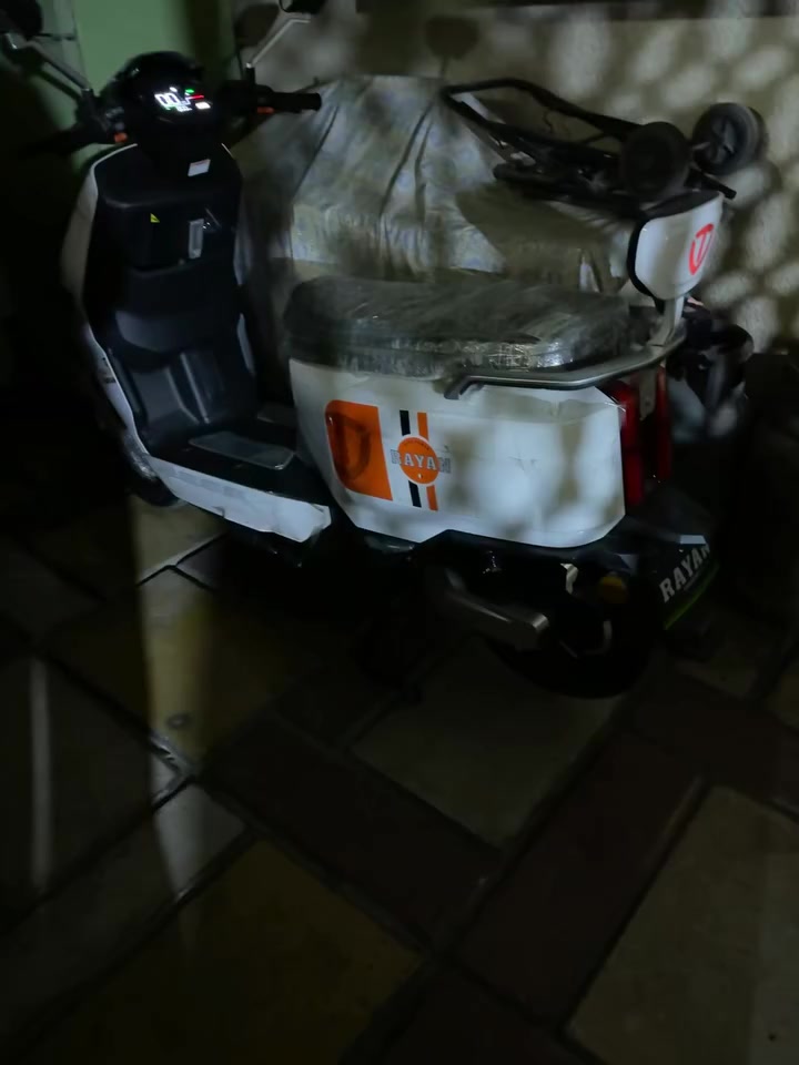 السلام عليكم للبيع دارجه شحن نوع ريان تايلج ماشيه 68جديد كلش صاري 7ايمام ماخده دراجه جديد  
ملف 2000
تشغل بصمه تشغل عن طريق تلفون 
باتريه مصطره تايلج اصلي 
بقيه مواصفات معرفة 
رايده 1050 مليون خمسين بيه مجال لطيبن 
مكاني 🏠بغداد شارع فلسطين


**إذا كنت صاحب هذا الإعلان وتريد حذفه لأي سبب، رجاءا أرسل رسالة إلى الدعم الفني**