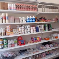 كوزمتك كامل مع الرفوف للبيع للاستفسار 07839845177