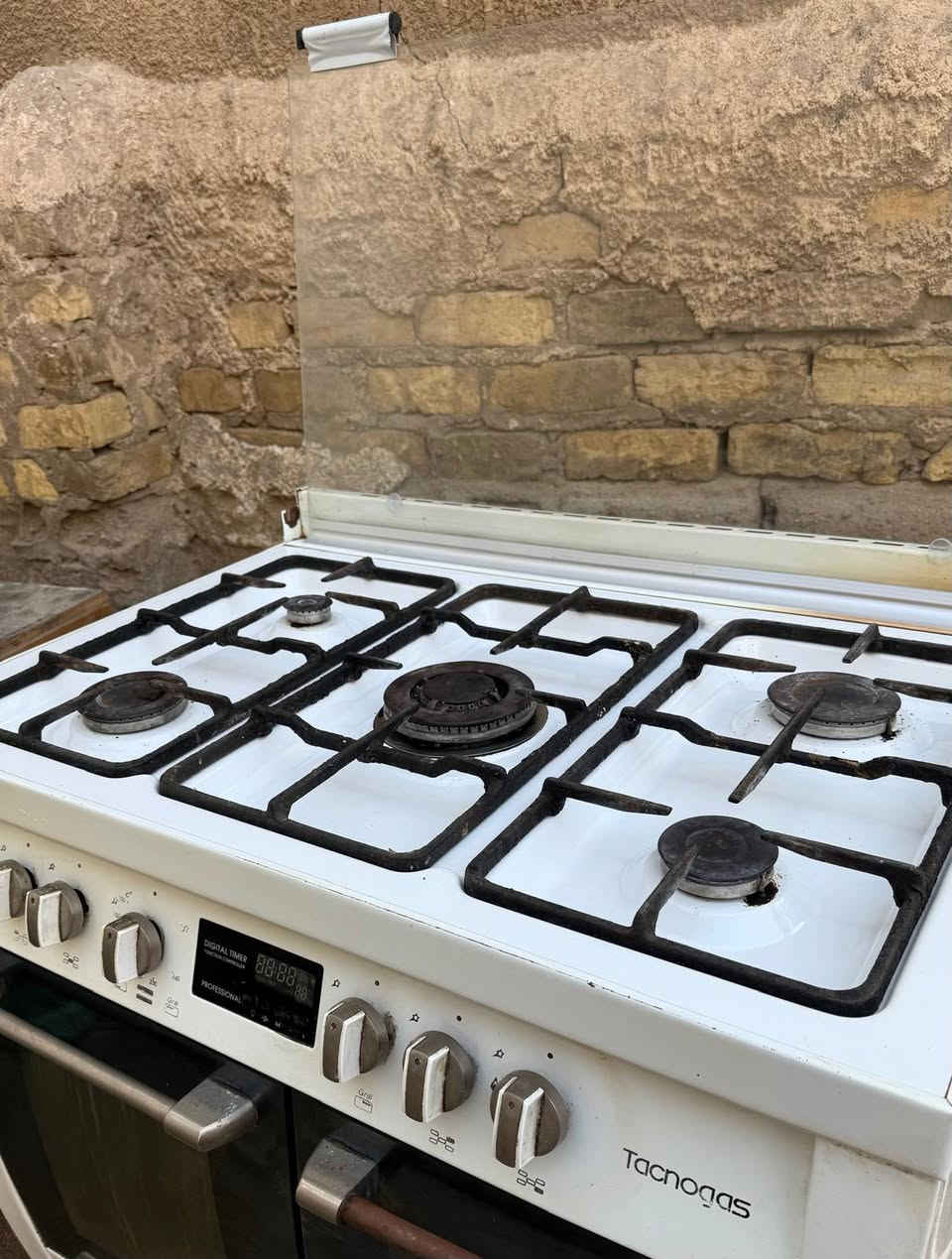 🔥للبيع طباخ منزلي مستعمل بحالة جيده، نظيف ويشتغل بدون اي مشاكل بسعر ٢٥٠ الف.  
لأستفسار ***********
المواصفات:
 • 🔥 5 عيون غاز
 • 🔌 فرّنين (فرن كبير + فرن صغير)
 • 🌡️ تحكم حراري كامل
 • ⏱️ مؤقت إلكتروني
 • 🚪 زجاج الفرن سليم وما بيه أي كسر
 • ⚙️ مفاتيح شغالة بدون خلل
 • 🎨 اللون: أبيض
 • 🧼 نظيف ومستخدم.
📍الموقع: (البصرة الجنينة شارع البهو)
