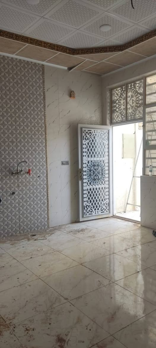 بيت للايجار حي نداء مجمع بيتي ثنين 200متر
يحتوي على غرفتين نوم 

وصاله واستقبال 

حمام خارجي وحمام داخلي 

مجهز من ماء وكهرباء وصرف صحي 

بيت نضيف  

مجهز بالكامل 

سعر ايجار بيت 400 الف 

للتواصل مع صاحب بيت ***********
