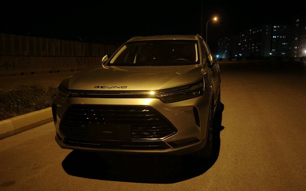 🔥 للبيع — BAIC X7 موديل 2025 اللون سلفر فل أوبشن — قمة الفخامة والتكنولوجيا 🔥 
🚨 أمتيازات مرسيدس بنز !!!
▪️بسعر (175) ورقه و بيها مجال بدون لوحات تاخذها و ترقمها وين متريد ! 🔥  
▪️عداد  الكيلو متر (188كم و قابل للزيادة)!
▪️استلام شركة جديد زيرو!!!
▪️ضمان سنتين تبديل دهن و فلاتر تبريد مجاناً ! 🔥
▪️ضمان 6 سنين محرك و گير ! 🔥 
إذا تدور على سيارة SUV حديثة تجمع بين الشكل الأوروبي، التكنولوجيا الذكية، الراحة العائلية، والمواصفات المستقبلية… فالـ BAIC X7 تعتبر من أقوى الخيارات الموجودة حالياً 😎

━━━━━━━━━━━━━━━

🚘 معلومات السيارة:
▪️ الشركة المصنعة: BAIC
▪️ الموديل: X7
▪️ سنة الصنع: 2025
▪️ اللون الخارجي: سلفر معدني فاخر ✨
▪️ اللون الداخلي: جلد Nappa من مرسيدس برتقالي فاخر مع تطعيمات حديثة
▪️ الفئة: فل كامل / أعلى تجهيز
▪️ عدد الركاب: 5 ركاب براحة ومساحات واسعة جداً
▪️ تصنيف السيارة: SUV عائلية رياضية فاخرة

━━━━━━━━━━━━━━━

⚙️ المحرك والأداء:
🔹 محرك 1.5 لتر Turbo GDI
🔹 4 سلندر تيربو اقتصادي وقوي
🔹 القوة: 185–188 حصان
🔹 العزم: 305 نيوتن متر
🔹 ناقل حركة 7 سرعات DCT مزدوج التعشيق
🔹 دفع أمامي FWD
🔹 استجابة ممتازة بالتسارع
🔹 ثبات عالي على السرعات
🔹 نظام قيادة Eco / Sport
🔹 عزل احترافي للهواء والأصوات
🔹 سرعة قصوى تقارب 240 كم/س
🔹 استهلاك وقود اقتصادي 19.3 كم لكل 1 كم
🔹 خزان وقود 60 لتر

━━━━━━━━━━━━━━━

🛞 نظام التعليق والثبات:
✔️ تعليق أمامي MacPherson مستقل
✔️ تعليق خلفي Multi-Link متعدد الوصلات
✔️ راحة عالية بالمطبات والشوارع العراقية
✔️ ثبات ممتاز بالمنعطفات والخطوط السريعة
✔️ نظام مانع الانزلاق TCS
✔️ نظام الثبات الإلكتروني ESP
✔️ فرامل ABS + EBD + EBA

━━━━━━━━━━━━━━━

📏 الأبعاد والمساحات:
▪️ الطول: 4745 ملم
▪️ العرض: 1892 ملم
▪️ الارتفاع: 1715 ملم
▪️ قاعدة عجلات: 2800 ملم
▪️ ارتفاع عن الأرض: 200 ملم
▪️ مساحة رجلين خلفية ضخمة
▪️ شنطة خلفية كبيرة مناسبة للسفر والعائلة
▪️ تصميم انسيابي بمعامل مقاومة هواء منخفض جداً

━━━━━━━━━━━━━━━

✨ التصميم الخارجي:
✔️ واجهة هجومية رياضية عصرية
✔️ شبك أمامي كرومي فاخر
✔️ إضاءة LED Matrix أمامية وخلفية
✔️ إضاءة نهارية DRL حديثة
✔️ خطوط ديناميكية فخمة
✔️ مقابض أبواب مخفية كهربائية Smart Handles
✔️ سقف بانوراما ضخم جداً بحجم يقارب 1320×850 ملم 🌌
✔️ جنوط رياضية قياس 20 إنج
✔️ مرايا كهربائية مع تدفئة وطي أوتوماتيك
✔️ جناح خلفي رياضي
✔️ باب خلفي كهربائي ذكي
✔️ حساسات أمامية وخلفية كاملة
✔️ كاميرات محيطية 360° ثلاثية الأبعاد HD

━━━━━━━━━━━━━━━

🛋️ الداخلية والفخامة:
✨ داخلية تعتبر من أفخم الداخليات ضمن فئتها السعرية

✔️ جلد Nappa فاخر
✔️ مقاعد كهربائية متعددة الوضعيات
✔️ تبريد + تدفئة  😮‍💨
✔️ ذاكرة حفظ لوضعية السائق
✔️ تحكم كهربائي كامل بالمقاعد
✔️ إضاءة داخلية Ambient Light بـ 64 لون 🌈
✔️ خامات Soft Touch فخمة جداً
✔️ ديكورات داخلية حديثة
✔️ فتحة سقف بانوراما ثنائية
✔️ مكيف أوتوماتيك ذكي ثنائي التحكم
✔️ فتحات تكييف خلفية
✔️ فلتر تنقية هواء للمقصورة
✔️ عزل حراري وصوتي ممتاز

━━━━━━━━━━━━━━━

📱 التكنولوجيا والشاشات:
🔥 من أكثر السيارات الصينية تطوراً بالتكنولوجيا

✔️ 3 شاشات LCD داخلية:
• شاشة عدادات رقمية 12.3 إنج
• شاشة وسطية ترفيهية 12.3 إنج
• شاشة مستقلة للتحكم بالمكيف 7 إنج

✔️ Apple CarPlay
✔️ Android Auto
✔️ بلوتوث + أوامر صوتية
✔️ مساعد صوتي ذكي بالذكاء الاصطناعي !
✔️ نظام التعرف على الوجه 😳
✔️ تشغيل بصمة Start/Stop
✔️ دخول ذكي بدون مفتاح
✔️ شاحن لاسلكي سريع
✔️ USB أمامي وخلفي
✔️ تحكم كامل من المقود
✔️ تحديثات ذكية للنظام

━━━━━━━━━━━━━━━

🅿️ أنظمة الركن والمساعدة:
✔️ كاميرا 360° HD
✔️ عرض ثلاثي الأبعاد للسيارة
✔️ خطوط ديناميكية أثناء الرجوع
✔️ نظام ركن ذاتي Auto Parking 🤖
✔️ مساعد نزول المرتفعات HDC
✔️ مساعد صعود المرتفعات HHC
✔️ Auto Hold
✔️ فرامل إلكترونية EPB

━━━━━━━━━━━━━━━

🛡️ أنظمة الأمان والذكاء:
✅ مثبت سرعة راداري ذكي IACC
✅ تحذير مغادرة المسار LDW
✅ المحافظة على المسار
✅ مراقبة النقطة العمياء BSD
✅ تحذير اصطدام أمامي FCW
✅ فرملة طوارئ أوتوماتيكية AEB
✅ التعرف على إشارات المرور TSR
✅ مراقبة تعب السائق
✅ High Beam Assist للإضاءة العالية الذكية
✅ 6 وسائد هوائية
✅ TPMS مراقبة ضغط الإطارات
✅ فتح الأبواب أوتوماتيكياً وقت الحوادث
✅ نظام مانع السرقة + Immobilizer

━━━━━━━━━━━━━━━

🌟 مميزات تخليها تنافس سيارات أغلى منها:
⭐ تصميم قريب للسيارات الأوروبية
⭐ فخامة داخلية أعلى من سعرها
⭐ تكنولوجيا متقدمة جداً
⭐ راحة ممتازة بالسفر والخط
⭐ مناسبة للعائلة والشباب
⭐ قيمة عالية