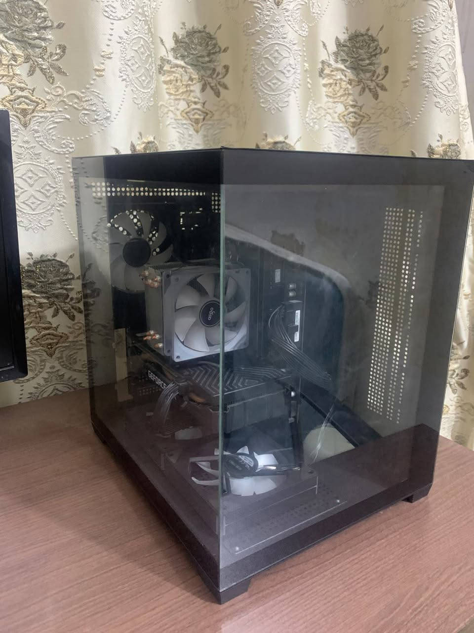 السلام عليكم بي سي كيمنك
🔹المعالج: AMD Ryzen 5 3600 (6 Cores / 12 Threads)

🔹 كرت الشاشة: NVIDIA GeForce GTX 1660 Super

🔹 اللوحة الأم: B450

🔹 الرام: 16GB DDR4

🔹 التخزين: 512GB M.2 SSD

🔹 مزود الطاقة: DeepCool 650W

🔹 الكيس: GAM مع 5 مراوح تبريد

✅ حرارة كرت الشاشة بالألعاب الثقيلة مثل Red Dead Redemption 2 ما تتجاوز 70°.
✅ الجهاز نظيف وشغله ممتاز، مناسب للألعاب، الدراسة، والمونتاج
تواصل واتساب فقط ***********
