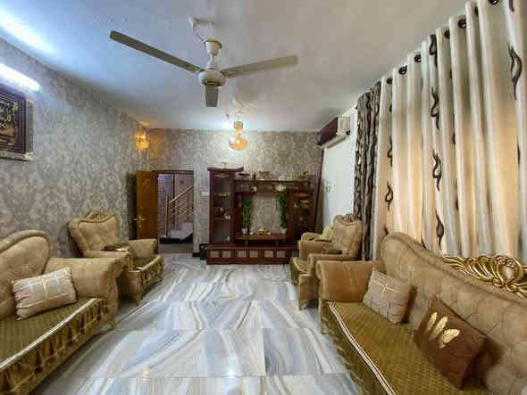 دار سكني للبيع  | حي الفرات
_______________________________
 الموقع | مميز جداً مقابل كلية الطب  
_______________________________
 المساحة | 335 م2
الواجهة | 10.5 م
_______________________________
تفاصيل الدار :
🔹 الطابق الارضي : 
3 غرف نوم الطابق الارضي
 استقبال + صالة + مطبخ + صحيات متكاملة
           حديقة - كراج كبير
🔹 الطابق الاول 
مكون من شقق 2 لكل منها درج خاص 
(كل شقة مكونة من غرفة ومطبخ وصحيات )
_______________________________
للاستفسار اكثر زورونا في مكتبنا الكائن في :
ديوانية - الجزائر- مقابل برج الامراء 
مجاور مستشفى الحياة للعيون - د.حسنين
او الاتصـــال على الارقام
***********
***********
