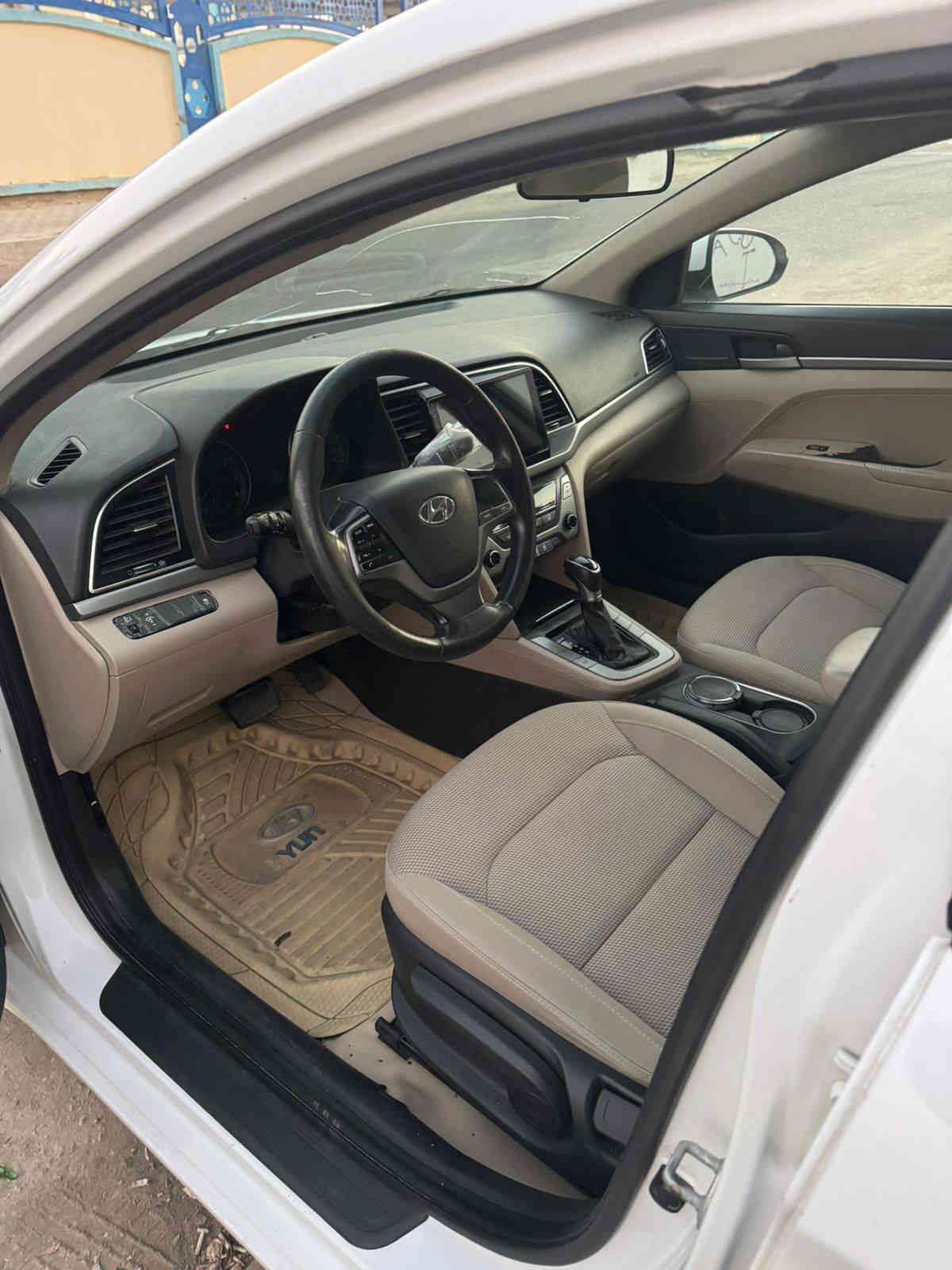 السلام عليكم للبيع سياره موديل 2017 وارد خليجي مواصفات ماكينه 2000 رقم اربيل سنويه منتهيه محافظه البصره قطعتين صبغ 
***********.         السعر 123
