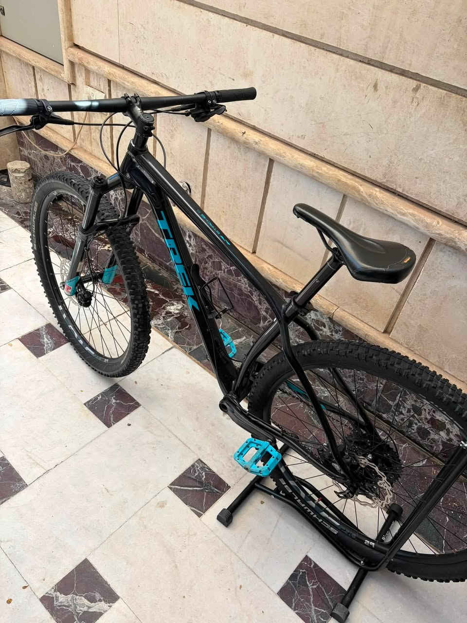 السلام عليكم
للبيع TREK STACHE 5🌟
حجم التاير 29 
تايرات SCHWALBE SMART SAM 
حجم الفريم M/L
كروب سيت Deore 10x1
الذراع RACE FACE 
بريكات دهن شميانو mt200 

السعر 775 الف وبي مجال🌟
للتواصل/***********☎️
مكاني بغداد زيونة 710📍
يتوفر توصيل جميع انحاء العراق🚚
