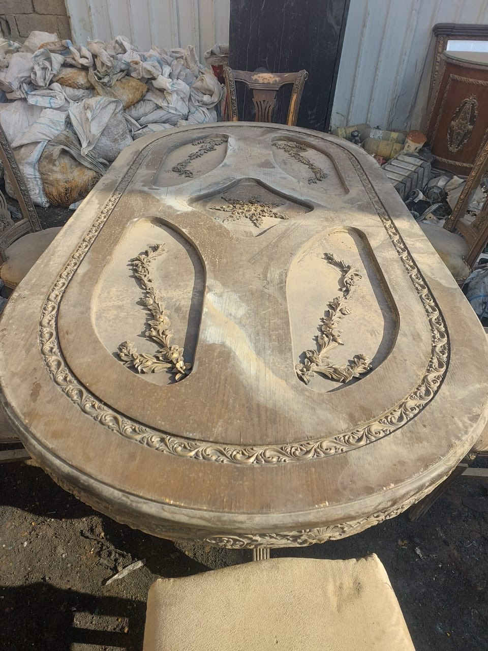 السلام عليكم
ميز طعام انتيكا  ست كراسي وملحقاتة ويا
سعرة 300
مكانة الحبيبية رقم الهاتف ‭0770 649 0164‬
